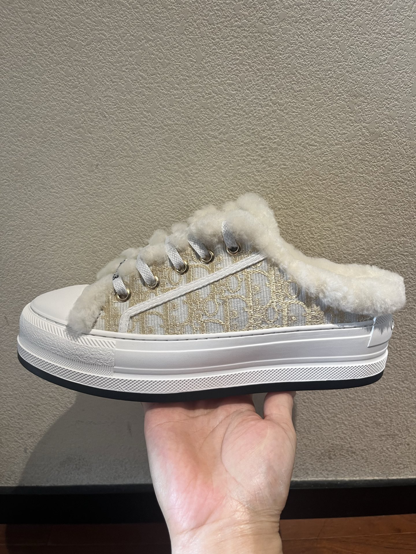 Dior 半拖真羊毛刺绣毛拖出货啦
💰270。Dior迪奥2025Walk'n系列 刺绣厚底帆布毛拖鞋 休闲运动鞋
原版购入开发 做货 这款 Walk'n'Dior 厚底运动鞋是一款时尚单品，提升该系列的格调。Oblique。牛仔棉质刺绣鞋面，搭配舒适厚底、鞋舌和 Christian Dior Paris 标志鞋带。可为各式休闲造型增添时髦气质
▪️面料: 原版定制进口Oblique 皮面牛仔刺绣
▪️内里: 进口柔软羊毛里
▪️大底: 原版独家开模TPU材质
▪️底厚: 5CM
▪️Size: 女款35-39(40.41定做)