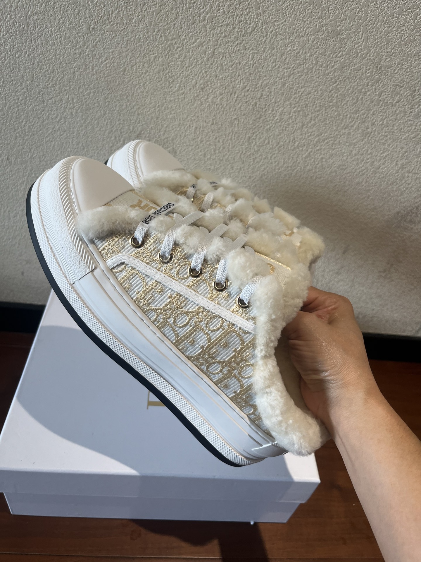 Dior 半拖真羊毛刺绣毛拖出货啦
💰270。Dior迪奥2025Walk'n系列 刺绣厚底帆布毛拖鞋 休闲运动鞋
原版购入开发 做货 这款 Walk'n'Dior 厚底运动鞋是一款时尚单品，提升该系列的格调。Oblique。牛仔棉质刺绣鞋面，搭配舒适厚底、鞋舌和 Christian Dior Paris 标志鞋带。可为各式休闲造型增添时髦气质
▪️面料: 原版定制进口Oblique 皮面牛仔刺绣
▪️内里: 进口柔软羊毛里
▪️大底: 原版独家开模TPU材质
▪️底厚: 5CM
▪️Size: 女款35-39(40.41定做)