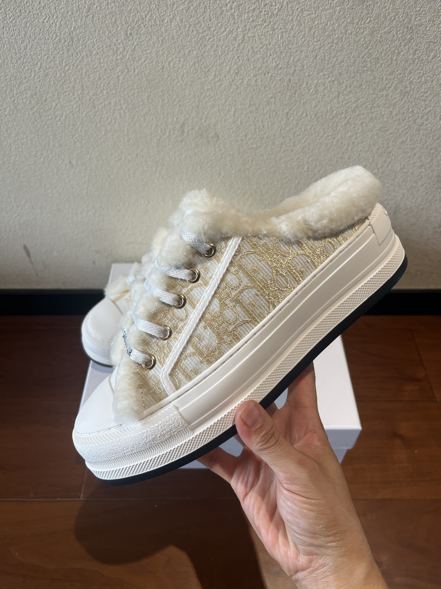 Dior 半拖真羊毛刺绣毛拖出货啦
💰270。Dior迪奥2025Walk'n系列 刺绣厚底帆布毛拖鞋 休闲运动鞋
原版购入开发 做货 这款 Walk'n'Dior 厚底运动鞋是一款时尚单品，提升该系列的格调。Oblique。牛仔棉质刺绣鞋面，搭配舒适厚底、鞋舌和 Christian Dior Paris 标志鞋带。可为各式休闲造型增添时髦气质
▪️面料: 原版定制进口Oblique 皮面牛仔刺绣
▪️内里: 进口柔软羊毛里
▪️大底: 原版独家开模TPU材质
▪️底厚: 5CM
▪️Size: 女款35-39(40.41定做)