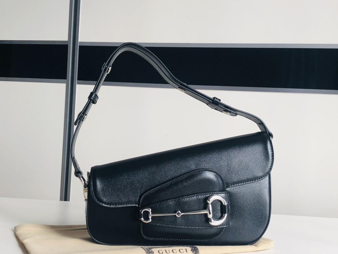 Gucci Horsebit 1955 series small shoulder bag. On the occasion of the 70th anniversary of the birth of the classic horsebit style accessory, the
