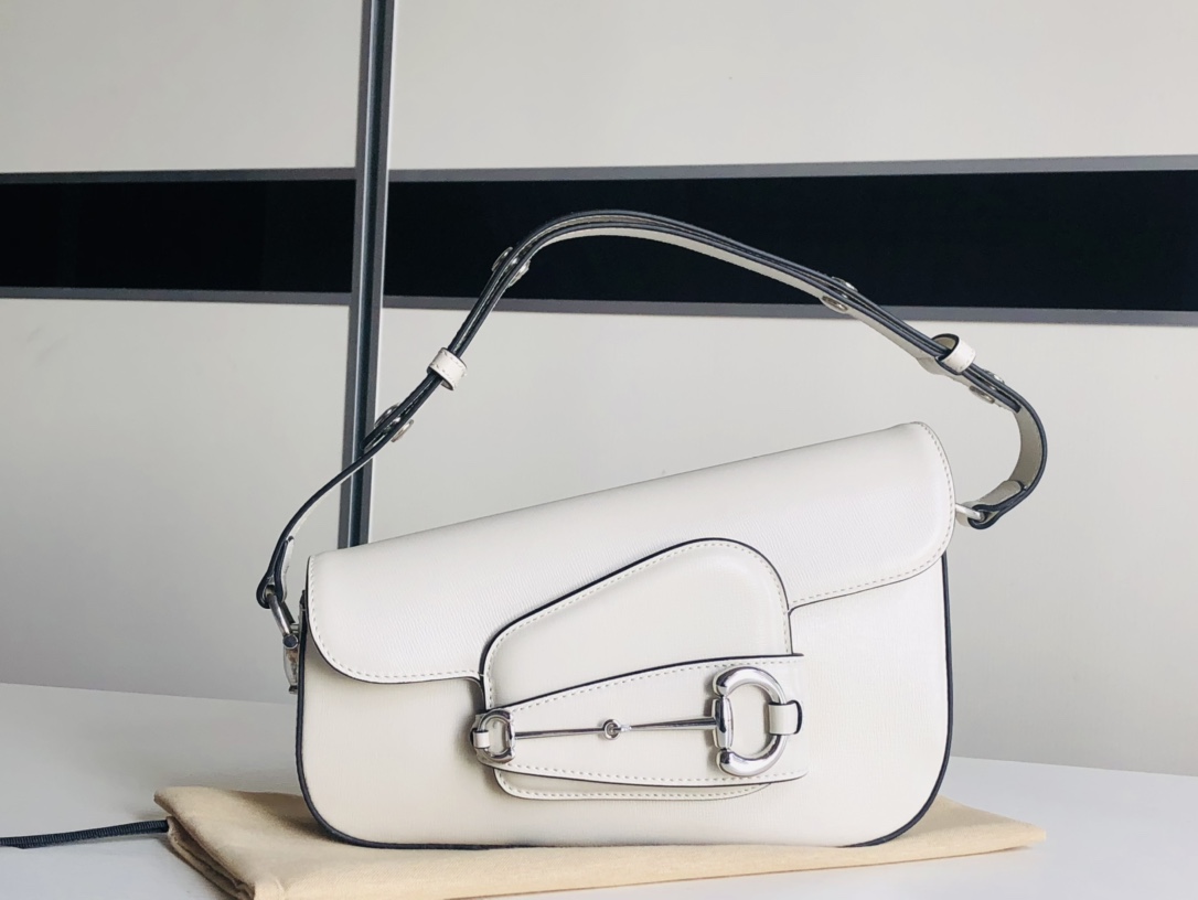 Gucci Horsebit 1955 series small shoulder bag. On the occasion of the 70th anniversary of the birth of the classic horsebit style accessory, the