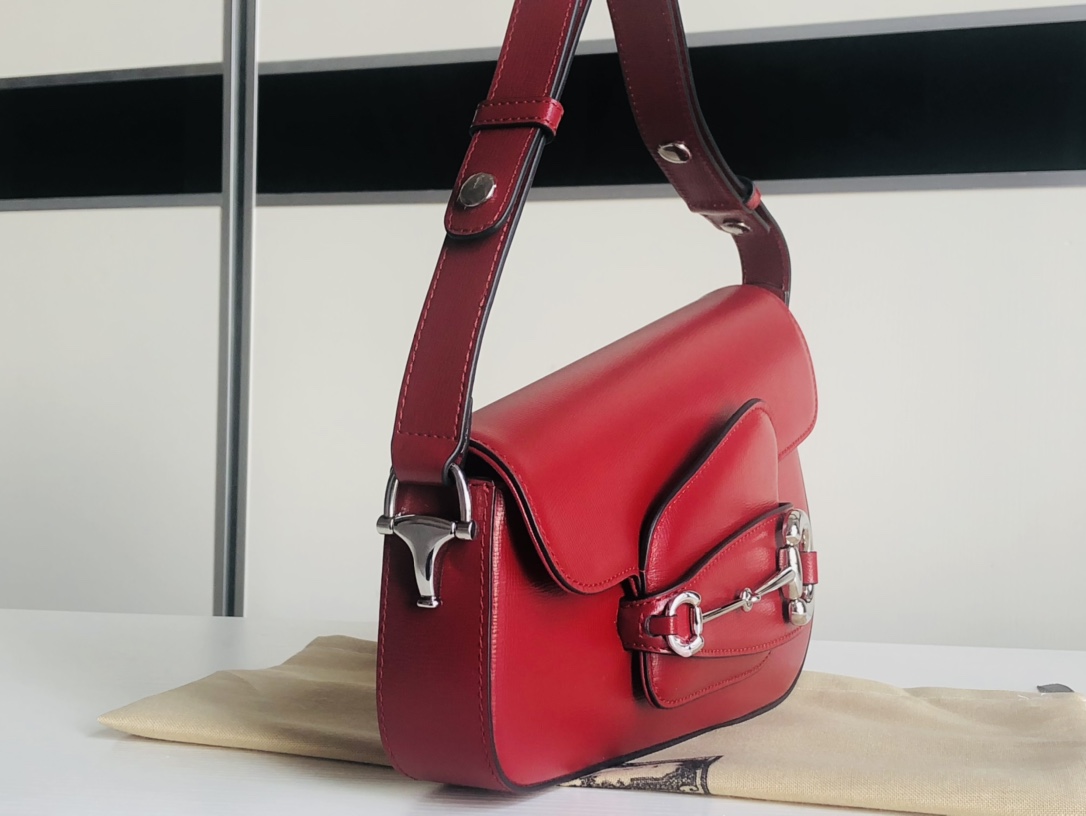 Gucci Horsebit 1955 series small shoulder bag. On the occasion of the 70th anniversary of the birth of the classic horsebit-shaped accessory, the