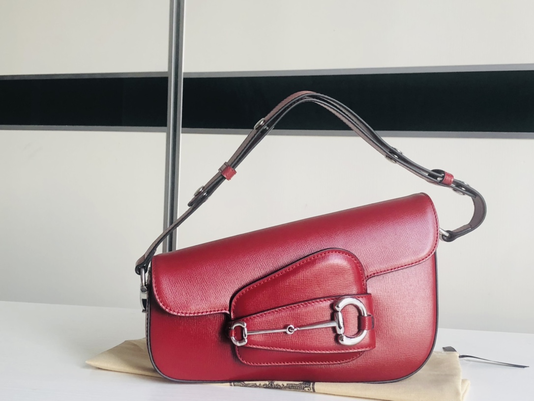 Gucci Horsebit 1955 series small shoulder bag. On the occasion of the 70th anniversary of the birth of the classic horsebit-shaped accessory, the
