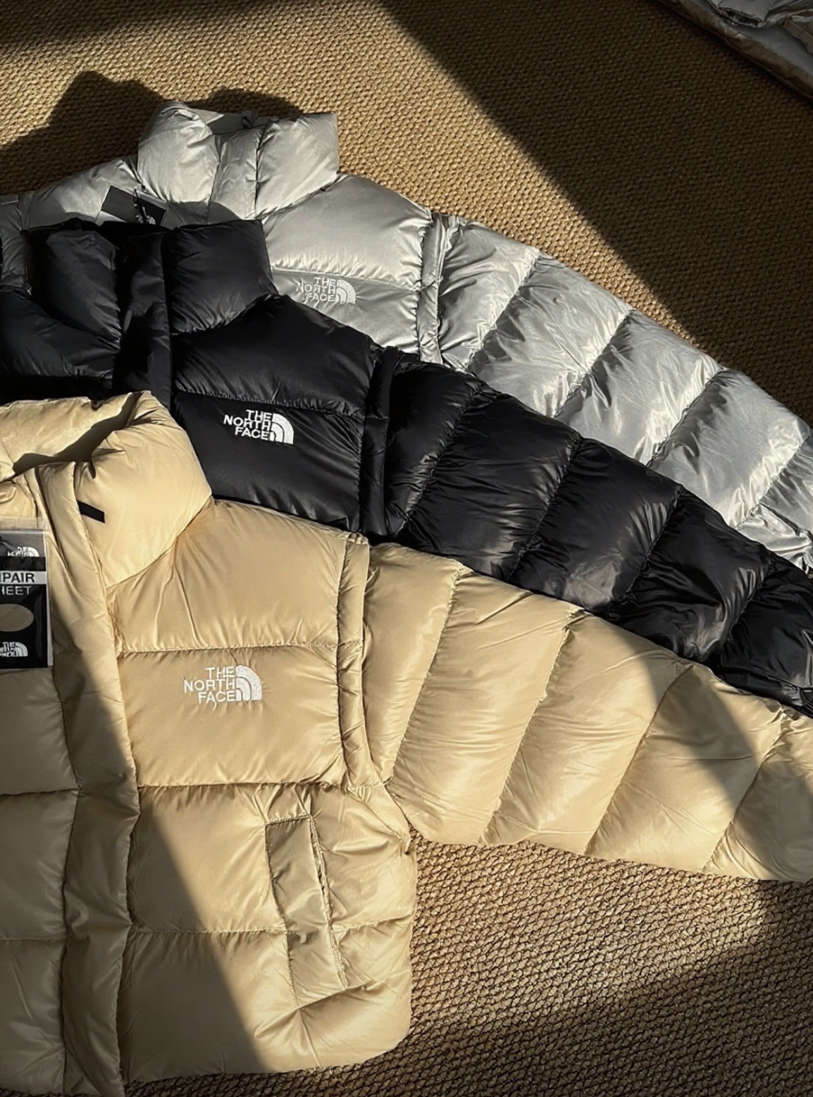 顶级 北面 拆袖两穿女款 短款羽绒服 90蓬绒朵

全昭弥 同款SOMI × TheNorthFace 亮面白标
一衣两穿，袖子🉑🉑脱卸！
北面主打脱袖羽绒服款式，官方最新主推产品！
TheNorthFace北面羽绒服女冬鹅绒亮面两穿可拆卸马甲

尺码：s m l