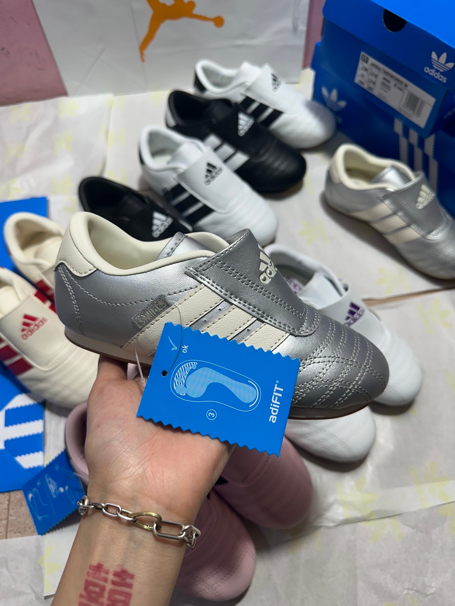 NO:670313,Exclusively shipped in 2026, the same style as Zhang Yuxi, children's Taekwondo sneakers ~ Compare the quality across the entire network, we have always dared to compare, the same quality, Adidas, sneakers,198609092026独家出货 张予曦同款,儿童跆拳道运动鞋～ 全网对比质量,我们从来都是敢做对比的,同样的品质,阿迪达斯,sneakers,,Children's