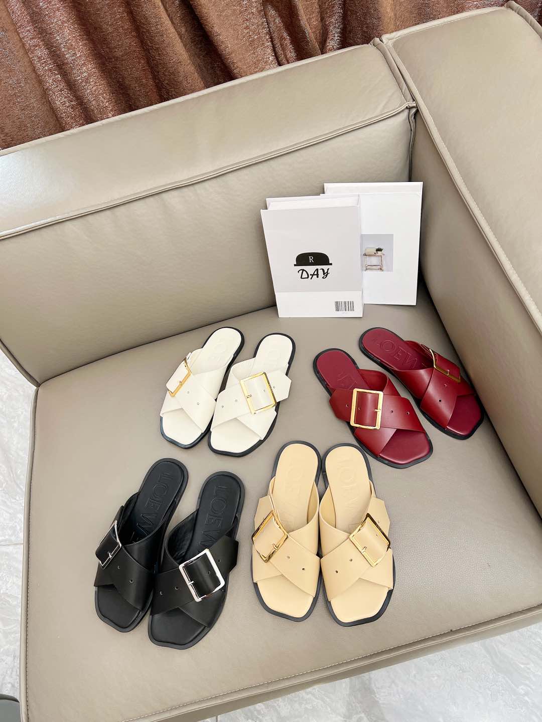 NO:222150,New, Loewe｜Luoyiwei 5 Spring and summer new products This season's single products are super interesting and the whole network is popular. It's super nice to have fashionable essentials this year. Go material. Original mold opening hardware buckle. Imported calfskin. Inner sheepskin. Size 35-41. Slippers. Loewe. Loewe. Loewe. Loewe. Loewe. Slippers. Loewe. Loewe. Slippers. Loewe. Loewe. Slippers. Cowhide. Sheepskin.19860909上新啦,Loewe｜罗意威5 春夏新品 本季单品超级有意思全网都火爆了,上脚超nice今年时髦必备单品 Go 材质 原版开模五金扣 鞋面进口小牛皮 内里羊皮里 码数35-41,拖鞋,loewe,loewe,slippers,cowhide,sheepskin,Women's Shoes