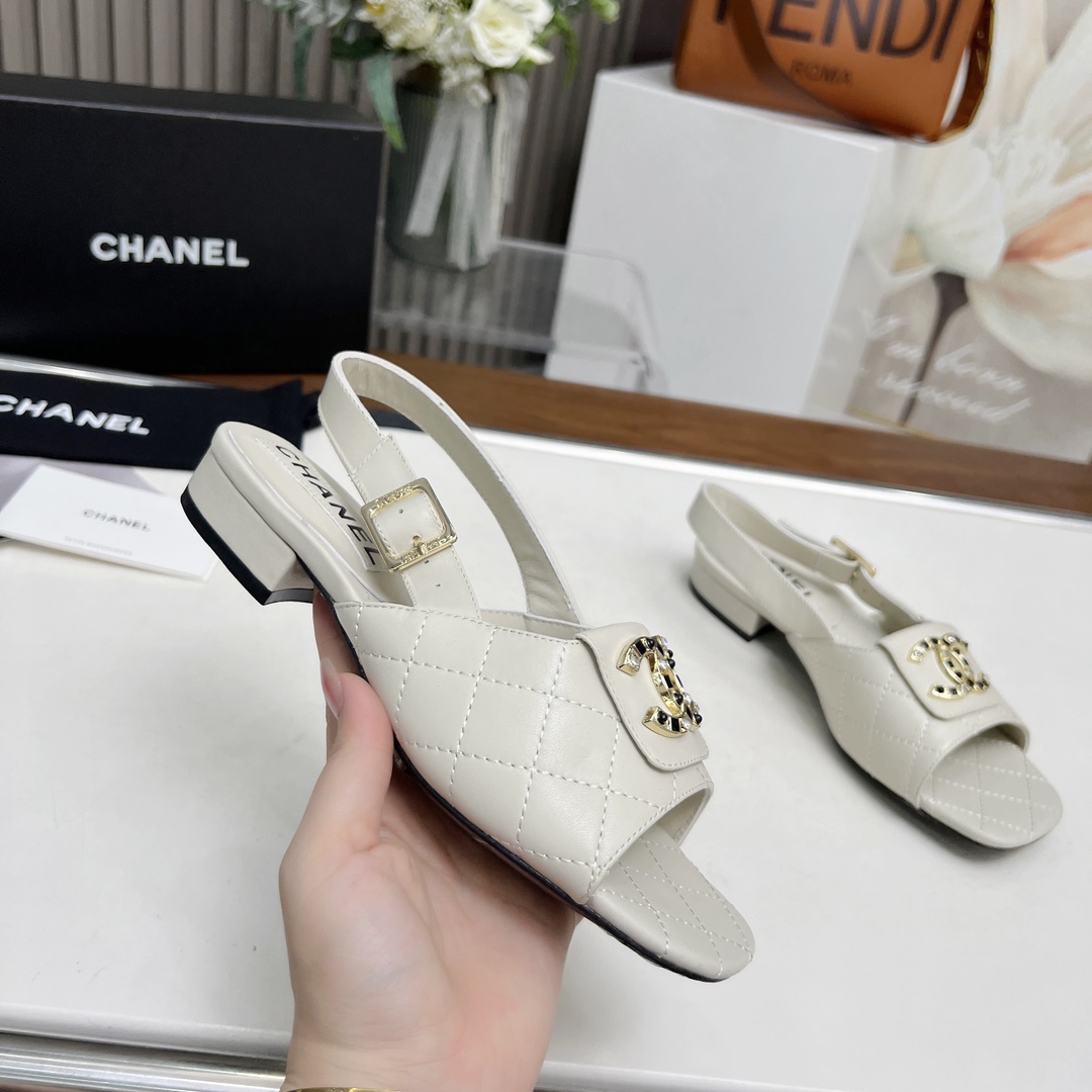 Chanel 1: 1
 Zapatos Loafers Sandalias Hardware de oro Dermis Piel oveja Seda Colección primavera Vintage