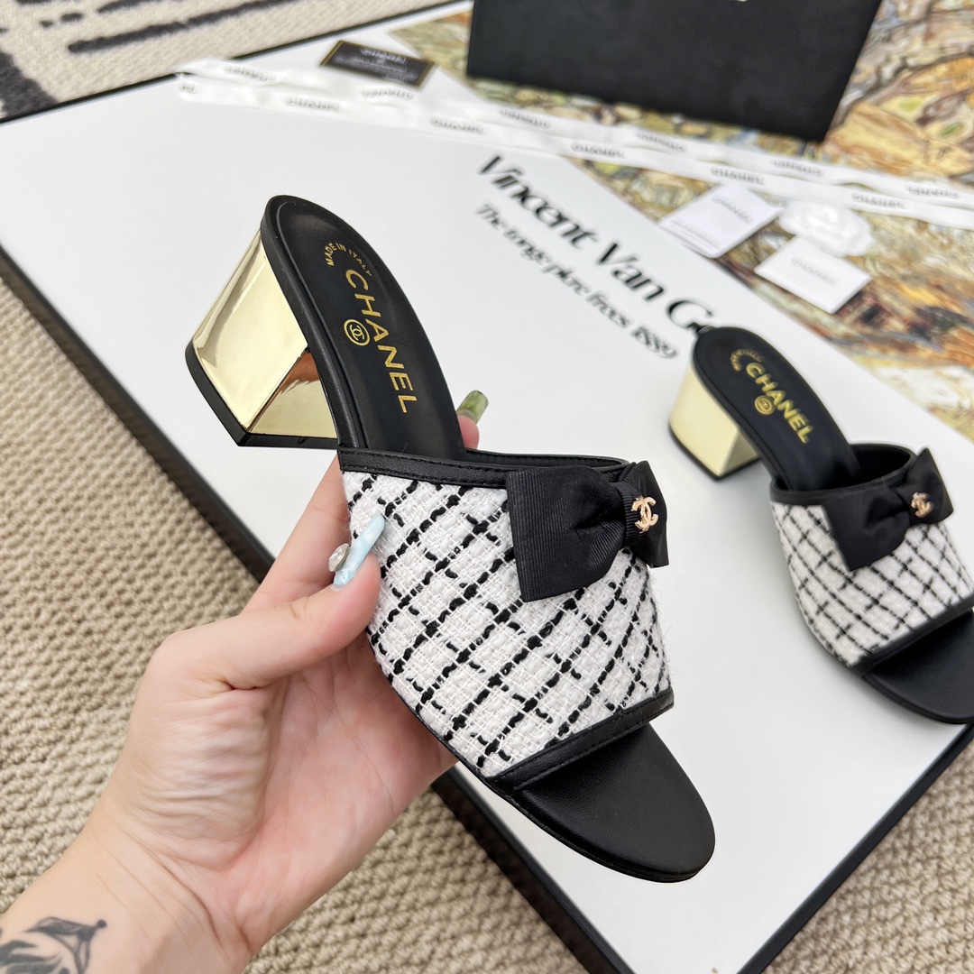 NO:442721,High-version Xiaoxiangjia Sandals CHANE*｜, big hit!  Xiaoxiang official website Chanel early spring sandals, new series of loafers are full of retro style, delicate shoe shape, looks very likable, small round toe sets off the feet, and gives people a kind of retro sentimental shoes of the era, new European and American catwalks, hot products. Beautiful legs and higher when worn. Bow high heels 1 Original custom sheepskin/special custom made face original mold opening hardware buckle 2 Original silk sheepskin inner 3 soles: original meaning genuine leather soles. Heel height 2 cm, 5.5 cm 4 sizes 35-41 (40 41 custom made no return or exchange), slippers, chanel, chanel, chanel, loafers, sandals, high heels, slippers, sheepskin, Leather soles19860909高版本小香家凉鞋CHANE*｜,大爆款！小香官网香奈儿早春凉鞋,系列新品乐福鞋满满的复古风 秀气的鞋型 看着就很讨喜,小圆头 衬托脚也变得瘦瘦的,上脚给人就是一种年代的复古情怀鞋、欧美走秀新款,爆款产品.穿起来美腿又增高.蝴蝶结高跟鞋 1原版定制羊皮/特殊定做编制面原版开模五金扣 2原版丝绸羊皮内里 3大底:原版意真皮大底.跟高2厘米、5.5厘米 4码数35-41（40 41定做不退换）,拖鞋,chanel,chanel,chanel,loafers,sandals,high heels,slippers,sheepskin,Leather soles,Women's Shoes