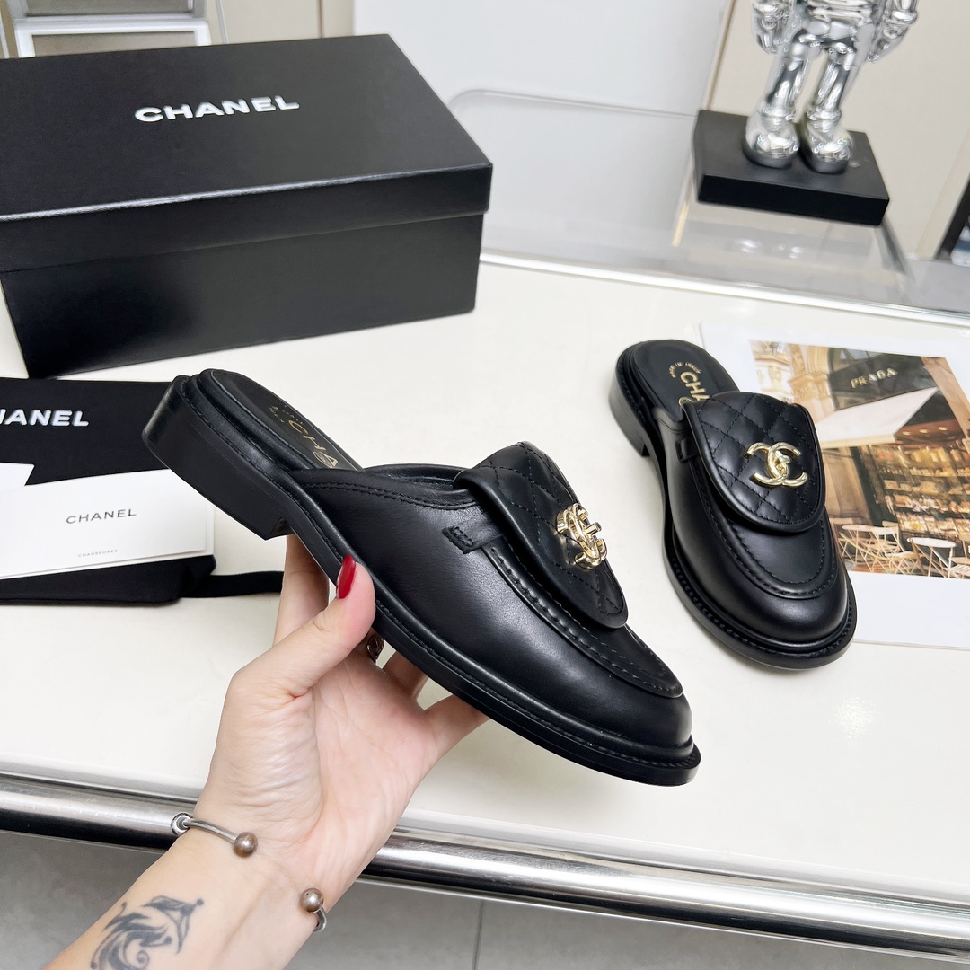 NO:258683,The official website synchronizes the high-end genuine version of 1 to 1 A-grade products. Updated CHANEL FWK Chanel's new autumn shoes and shoes series in autumn winter and four seasons. A must-have hot spring Xiangjia, goddess series, with the elegant and famous temperament of Xiangjia, super durable, irresistible, heart-wrenching... Imported cowhide patent leather upper with high texture original mold opening hardware large buckle electric embroidery inner foot pad imported sheepskin soft and comfortable original mold opening, Italian genuine leather soles Standard code 35-39,40 41 42 Customized non-return and exchange, semi-torque, chanel, chanel, chanel, cowhide, sheepskin, Leather soles19860909官网同步高版本正版一比一Ａ级货.更新CHANEL FWK香奈儿秋冬四季新款顶级秋鞋单鞋系列 春季香家必备爆款,女神系列,拥有香家特色优雅名媛气质,超级耐看,让人无法抗拒,心动ing…… 鞋面进口牛皮漆皮高级有质感原版开模五金大扣电绣 内里垫脚进口羊皮柔软舒适性高 原模开版,意大利真皮大底 标准码 35-39,40 41 42定做不退换,半拖,chanel,chanel,chanel,cowhide,sheepskin,Leather soles,Women's Shoes