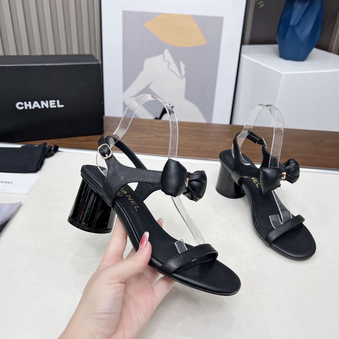 NO:258667,High-version Xiaoxiangjia single shoes CHANE*｜, big hit!  Xiaoxiang 2025a official website Chanel early spring sandals dancing shoes series new loafers full of retro style. Delicate shoe shape looks very likable, small round toe sets off the feet, giving people a kind of retro sentimental shoes of the era, new European and American catwalks, hot products 1 original custom sheepskin. Original mold opening hardware 2 original sheepskin inner 3 soles: original genuine leather outsole. Heel height 6 cm 4 size 35-41 (40 41 custom made without return or exchange), sandals, chanel, chanel, chanel, loafers, sandals, sheepskin, Leather soles19860909高版本小香家单鞋CHANE*｜,大爆款！小香2025a官网香奈儿早春凉鞋跳舞鞋系列新品乐福鞋满满的复古风 秀气的鞋型 看着就很讨喜,小圆头 衬托脚也变得瘦瘦的,上脚给人就是一种年代的复古情怀鞋、欧美走秀新款,爆款产品 1原版定制羊皮.原版开模五金 2原版羊皮内里 3大底:原版真皮大底.跟高6厘米 4码数35-41（40 41定做不退换）,凉鞋,chanel,chanel,chanel,loafers,sandals,sheepskin,Leather soles,Women's Shoes
