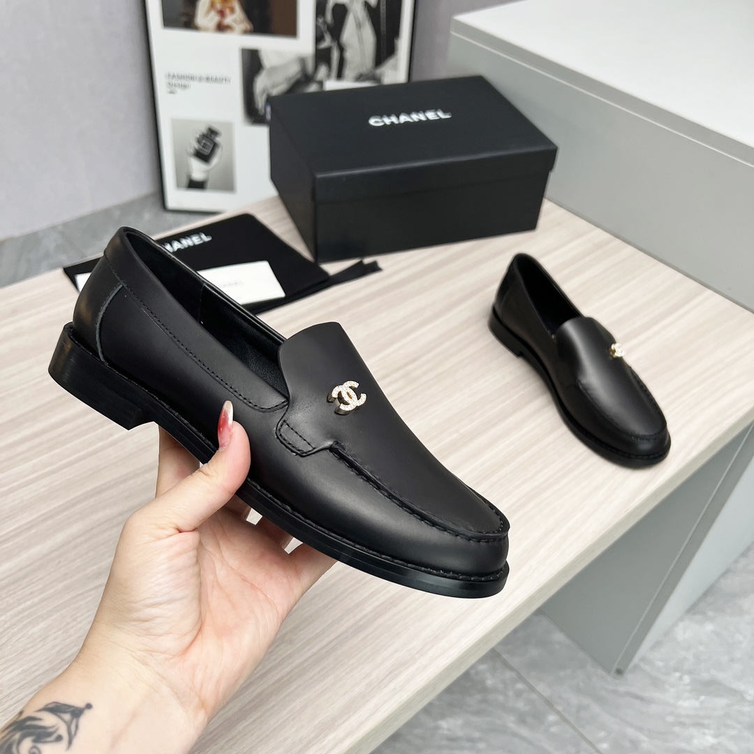 NO:258671,High-version Xiaoxiangjia single shoes CHANE*｜, big hit!  Xiaoxiang 2025a official website Chanel spring and summer single shoes dancing shoes series new loafers full of retro style. Delicate shoe shape looks very likable, small round toe sets off the feet, giving people the retro sentimental shoes of the past, new European and American catwalks, hot products 1 original custom-made sheepskin/cowhide/original mold opening hardware 2 original inner sheepskin 3 soles: original genuine leather outsole. Heel height 2.5 cm 4 size 35-41 (40 41 custom made without return or exchange), loafers, chanel, chanel, chanel, loafers, cowhide, sheepskin, Leather soles19860909高版本小香家单鞋CHANE*｜,大爆款！小香2025a官网香奈儿春夏单鞋跳舞鞋系列新品乐福鞋满满的复古风 秀气的鞋型 看着就很讨喜,小圆头 衬托脚也变得瘦瘦的,上脚给人就是一年代的复古情怀鞋、欧美走秀新款,爆款产品 1原版定制面羊皮/牛皮/原版开模五金 2原版内里羊皮 3大底:原版真皮大底.跟高2.5厘米 4码数35-41（40 41定做不退换）,乐福鞋,chanel,chanel,chanel,loafers,cowhide,sheepskin,Leather soles,Women's Shoes