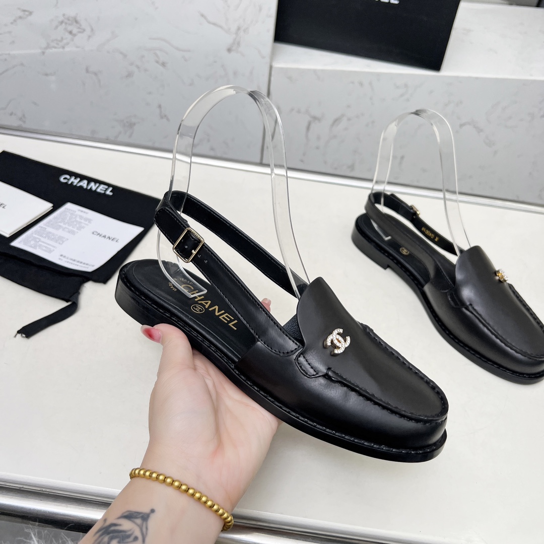 NO:258655,High-version Xiaoxiangjia Sandals CHANE*｜, big hit!  Xiaoxiang 2025a official website Chanel spring and summer rear-air sandals dancing shoes series new loafers full of retro style. Delicate shoe shape looks very likable, small round toe sets off the feet, giving people the retro sentimental shoes of the past, new European and American catwalks, hot products 1 original custom-made sheepskin/cowhide/original mold opening hardware 2 original inner sheepskin 3 soles: original genuine leather outsole. Heel height 2.5 cm 4 size 35-41 (40 41 custom made without return or exchange), sandals, chanel, chanel, chanel, loafers, sandals, cowhide, sheepskin, Leather soles19860909高版本小香家凉鞋CHANE*｜,大爆款！小香2025a官网香奈儿春夏后空凉鞋跳舞鞋系列新品乐福鞋满满的复古风 秀气的鞋型 看着就很讨喜,小圆头 衬托脚也变得瘦瘦的,上脚给人就是一年代的复古情怀鞋、欧美走秀新款,爆款产品 1原版定制面羊皮/牛皮/原版开模五金 2原版内里羊皮 3大底:原版真皮大底.跟高2.5厘米 4码数35-41（40 41定做不退换）,凉鞋,chanel,chanel,chanel,loafers,sandals,cowhide,sheepskin,Leather soles,Women's Shoes