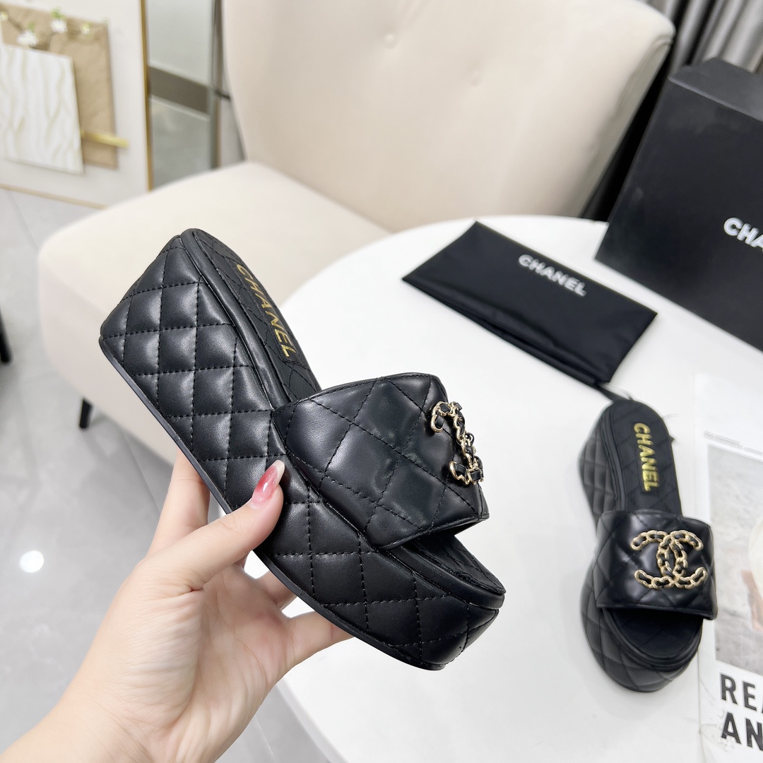 NO:258677,High-version Xiaoxiangjia Sandals CHANE*｜, big hit!  Xiaoxiang 2025a official website Chanel spring and summer rear-air sandals dancing shoes series new loafers full of retro style. Delicate shoe shape looks very likable, small round toe sets off the feet, giving people the retro sentimental shoes of the past, new European and American catwalks, hot products 1 Original custom-made cowhide/original mold opening hardware 2 Original inner sheepskin 3 Big sole: Original mold opening sole. Heel height 6.5 4 size 35-41 (40 41 custom made without return or exchange), slippers, chanel, chanel, chanel, loafers, sandals, slippers, cowhide, sheepskin19860909高版本小香家凉鞋CHANE*｜,大爆款！小香2025a官网香奈儿春夏后空凉鞋跳舞鞋系列新品乐福鞋满满的复古风 秀气的鞋型 看着就很讨喜,小圆头 衬托脚也变得瘦瘦的,上脚给人就是一年代的复古情怀鞋、欧美走秀新款,爆款产品 1原版定制面牛皮/原版开模五金 2原版内里羊皮 3大底:原版开模底.跟高6.5 4码数35-41（40 41定做不退换）,拖鞋,chanel,chanel,chanel,loafers,sandals,slippers,cowhide,sheepskin,Women's Shoes