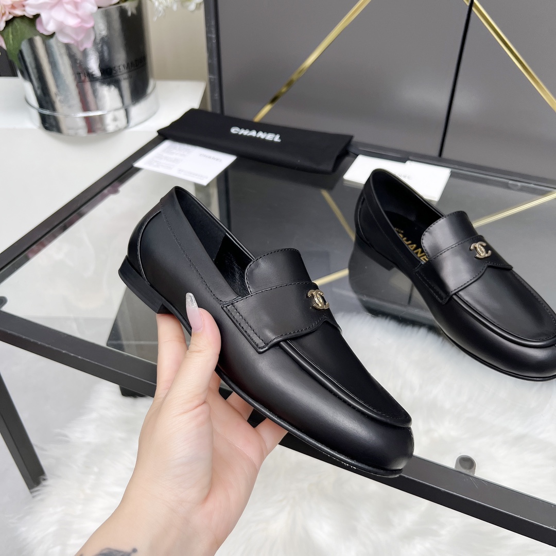 NO:258673,High-version Xiaoxiangjia single shoes CHANE*｜, big hit!  Xiaoxiang 2025a official website Chanel spring and summer sandals dancing shoes series new loafers full of retro style. Delicate shoe shape looks very likable, small round toe sets off the feet, giving people the retro sentimental shoes of the past, new European and American catwalks, hot products 1 original custom sheepskin/cowhide original mold opening hardware buckle 2 original sheepskin inner 3 soles: original genuine leather soles. 4 sizes 35-41 (40 41 custom made without return or exchange), loafers, chanel, chanel, chanel, loafers, sandals, cowhide, sheepskin, Leather soles19860909高版本小香家单鞋CHANE*｜,大爆款！小香2025a官网香奈儿春夏凉鞋跳舞鞋系列新品乐福鞋满满的复古风 秀气的鞋型 看着就很讨喜,小圆头 衬托脚也变得瘦瘦的,上脚给人就是一年代的复古情怀鞋、欧美走秀新款,爆款产品 1原版定制羊皮/牛皮原版开模五金扣 2原版羊皮内里 3大底:原版真皮大底. 4码数35-41（40 41定做不退换）,乐福鞋,chanel,chanel,chanel,loafers,sandals,cowhide,sheepskin,Leather soles,Women's Shoes