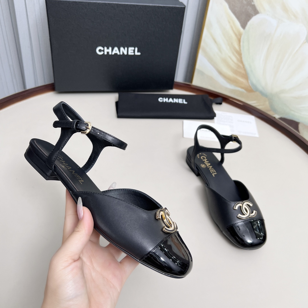 NO:258657,High-version Xiaoxiangjia Sandals CHANE*｜, big hit!  Xiaoxiang 2025a official website Chanel spring and summer rear-air sandals dancing shoes series new loafers full of retro style. Delicate shoe shape looks very likable, small round toe sets off the feet and makes people look thin. The foot is a retro sentimental shoes of the past, new European and American catwalks, hot products 1 original custom-made sheepskin/matched with silk original mold opening hardware 2 original inner sheepskin 3 soles: original leather outsole. 4 sizes 35-41 (40 41 custom made without return or exchange), sandals, chanel, chanel, chanel, loafers, sandals, sheepskin, real silk, Leather soles19860909高版本小香家凉鞋CHANE*｜,大爆款！小香2025a官网香奈儿春夏后空凉鞋跳舞鞋系列新品乐福鞋满满的复古风 秀气的鞋型 看着就很讨喜,小圆头 衬托脚也变得瘦瘦的,上脚给人就是一年代的复古情怀鞋、欧美走秀新款,爆款产品 1原版定制面羊皮/搭配真丝原版开模五金 2原版内里羊皮 3大底:原版真皮大底. 4码数35-41（40 41定做不退换）,凉鞋,chanel,chanel,chanel,loafers,sandals,sheepskin,real silk,Leather soles,Women's Shoes