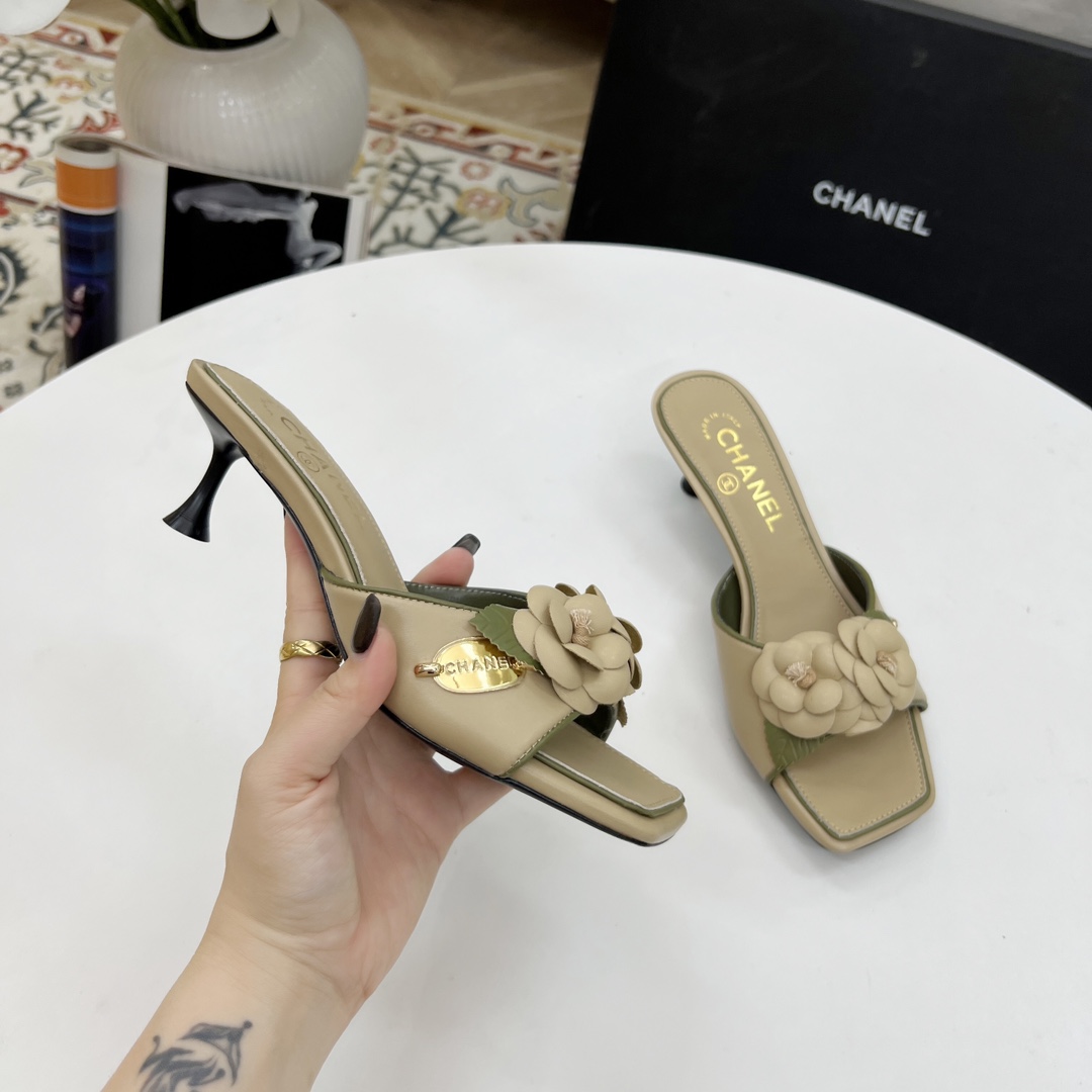 NO:442693,High-version Xiaoxiangjia Sandals CHANE*｜, big hit!  Xiaoxiang 2025k official website Chanel spring and summer rear-air sandals dancing shoes series new loafers full of retro style. Delicate shoe shape. It looks very likable, small square-toed camellia. It also makes the feet thin, and the foot gives people a trendy fashion sandals, new European and American catwalks, hot products 1 original custom sheepskin/cashmere leather/cowhide original mold opening hardware 2 original inner sheepskin 3 soles: original genuine leather outsole. Heel height 5 cm 4 size 35-41 (40 41 custom made without return), high heels slippers, chanel, chanel, chanel, loafers, sandals, high heels, slippers, cowhide, sheepskin, Leather soles19860909高版本小香家凉鞋CHANE*｜,大爆款！小香2025k官网香奈儿春夏后空凉鞋跳舞鞋系列新品乐福鞋满满的复古风 秀气的鞋型 看着就很讨喜,小方头山茶花.衬托脚也变得瘦瘦的,上脚给人就是潮流时尚凉鞋、欧美走秀新款,爆款产品 1原版定制羊皮/羊绒皮/牛皮原版开模五金 2原版内里羊皮 3大底:原版真皮大底.跟高5厘米 4码数35-41（40 41定做不退换）,高跟鞋拖鞋,chanel,chanel,chanel,loafers,sandals,high heels,slippers,cowhide,sheepskin,Leather soles,Women's Shoes
