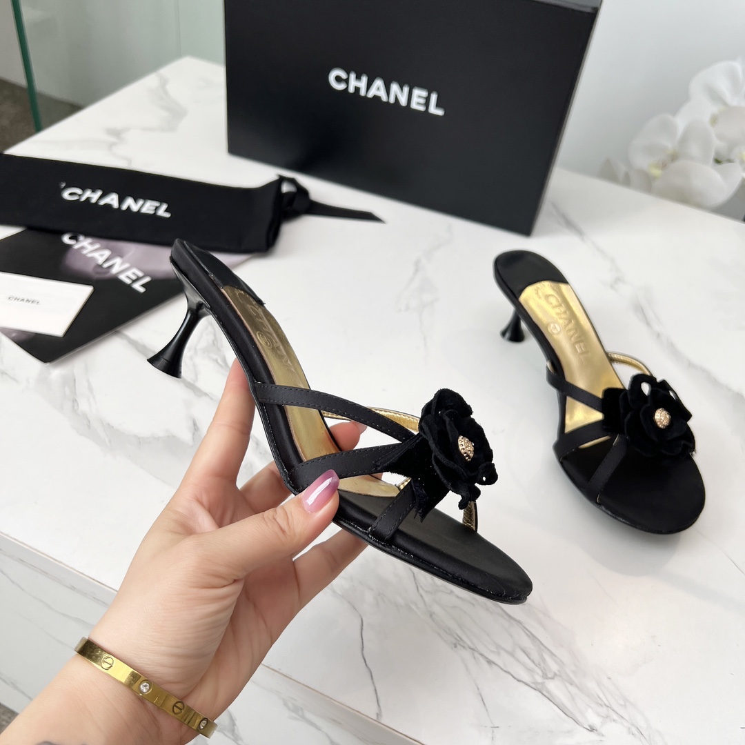 NO:407740,High-version Xiaoxiangjia single shoes CHANE*｜, big hit!  Xiaoxiang 2025a official website Chanel early spring sandals dancing shoes series new loafers full of retro style. Delicate shoe shape looks very likable, small round toe sets off the feet, giving people a kind of retro sentimental shoes of the era, new European and American catwalks, hot products 1 Original custom silk cloth sheep Jing leather flower original mold hardware 2 Original sheepskin inner 3 soles: original genuine leather outsole. Heel height 4.5 cm 4 size 35-41 (40 41 custom made without return), high heels slippers, chanel, chanel, chanel, loafers, sandals, high heels, slippers, sheepskin, sheep, Leather soles19860909高版本小香家单鞋CHANE*｜,大爆款！小香2025a官网香奈儿早春凉鞋跳舞鞋系列新品乐福鞋满满的复古风 秀气的鞋型 看着就很讨喜,小圆头 衬托脚也变得瘦瘦的,上脚给人就是一种年代的复古情怀鞋、欧美走秀新款,爆款产品 1原版定制丝绸布面羊京皮花原版开模五金 2原版羊皮内里 3大底:原版真皮大底.跟高4.5厘米 4码数35-41（40 41定做不退换）,高跟鞋拖鞋,chanel,chanel,chanel,loafers,sandals,high heels,slippers,sheepskin,sheep,Leather soles,Women's Shoes