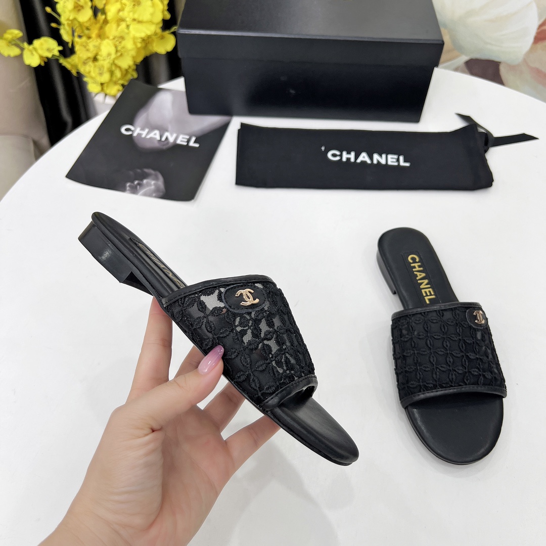 NO:407730,High-version Xiaoxiangjia single shoes CHANE*｜, big hit!  Xiaoxiang 2025 official website Chanel summer sandals dancing shoes series new loafers full of retro style. Delicate shoe shape looks very likable, with a small round toe that sets off the feet and makes people look thin. The foot is a retro sentimental shoes of the past, new European and American catwalks, hot products 1 original custom made mesh 2 original sheepskin insole 3 soles: original genuine leather outsole. Heel height 1.5 cm 4 size 35-41 (40 41 custom made no return or exchange), slippers, chanel, chanel, chanel, loafers, sandals, slippers, sheepskin, Leather soles19860909高版本小香家单鞋CHANE*｜,大爆款！小香2025官网香奈儿夏季凉鞋跳舞鞋系列新品乐福鞋满满的复古风 秀气的鞋型 看着就很讨喜,小圆头 衬托脚也变得瘦瘦的,上脚给人就是一年代的复古情怀鞋、欧美走秀新款,爆款产品 1原版定制定做网面 2原版羊皮鞋垫 3大底:原版真皮大底.跟高1.5厘米 4码数35-41（40 41定做不退换）,拖鞋,chanel,chanel,chanel,loafers,sandals,slippers,sheepskin,Leather soles,Women's Shoes