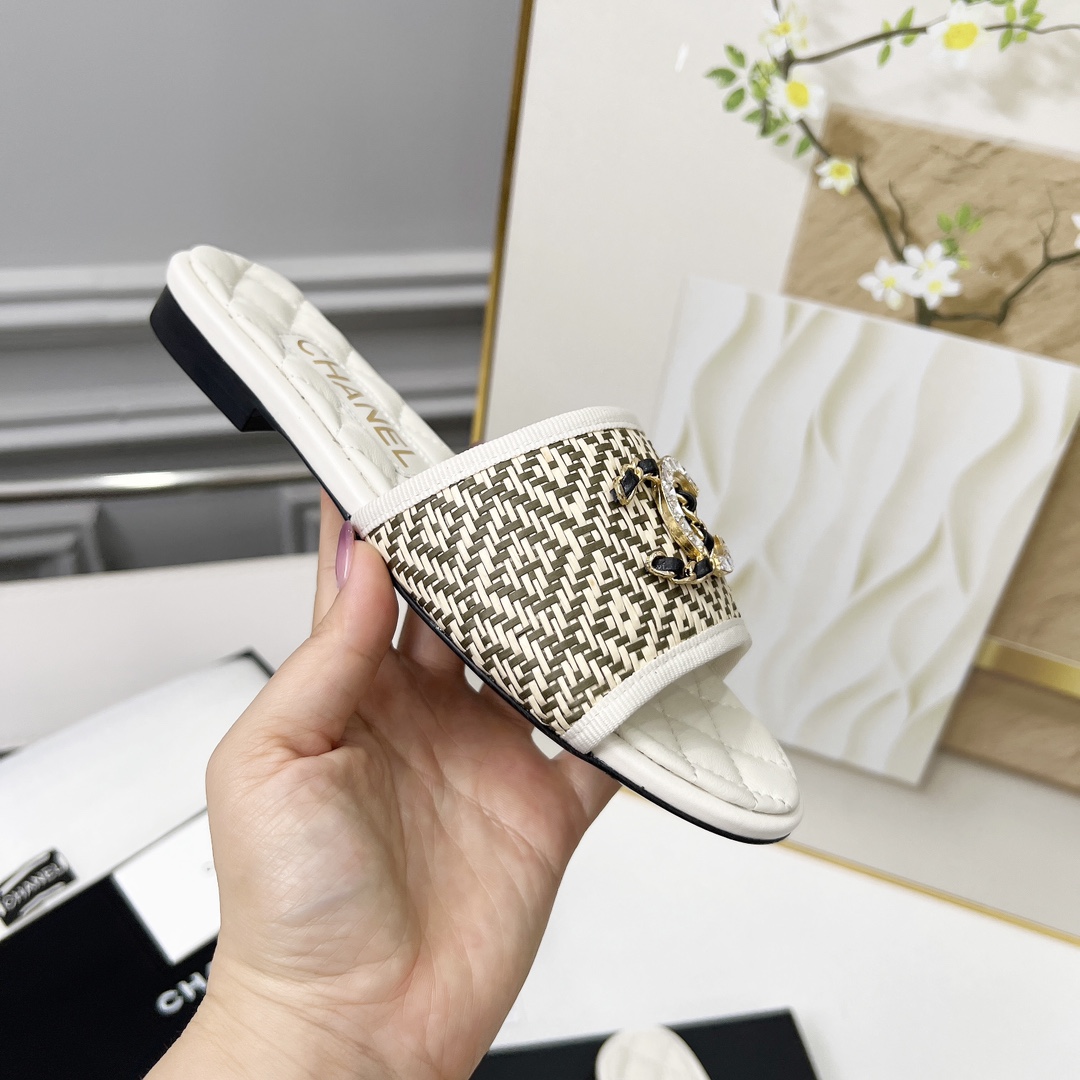 NO:407734,High-version Xiaoxiangjia single shoes CHANE*｜, big hit!  Xiaoxiang 2025 official website Chanel summer sandals dancing shoes series new loafers full of retro style. Delicate shoe shape looks very likable, with a small round toe that sets off the feet and makes people look thin. The foot is a retro sentimental shoes of the past, new European and American catwalks, hot products 1 original custom-made hardware buckle 2 original sheepskin insole 3 soles: original genuine leather soles. 4 sizes 35-41 (40 41 custom made without return or exchange), slippers, chanel, chanel, chanel, loafers, sandals, slippers, sheepskin, Leather soles19860909高版本小香家单鞋CHANE*｜,大爆款！小香2025官网香奈儿夏季凉鞋跳舞鞋系列新品乐福鞋满满的复古风 秀气的鞋型 看着就很讨喜,小圆头 衬托脚也变得瘦瘦的,上脚给人就是一年代的复古情怀鞋、欧美走秀新款,爆款产品 1原版定制面五金扣 2原版羊皮鞋垫 3大底:原版真皮大底. 4码数35-41（40 41定做不退换）,拖鞋,chanel,chanel,chanel,loafers,sandals,slippers,sheepskin,Leather soles,Women's Shoes