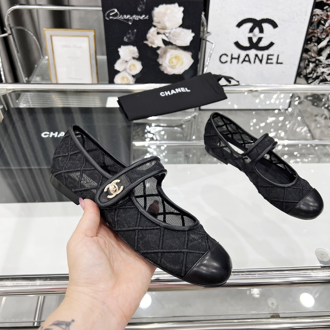 NO:407745,High-version Xiaoxiangjia single shoes CHANE*｜, big hit!  Xiaoxiang 2025 official website Chanel single shoes, series new loafers full of retro style, delicate shoe shape, looks very likable, small round toe sets off the feet, giving people a kind of retro sentimental shoes of the era, new European and American catwalks, hot products. Beautiful legs when worn 1 original custom sheepskin/custom mesh original mold opening hardware buckle 2 original silk sheepskin inner 3 soles: original meaning genuine leather soles. 4 sizes 35-41 (40 41 custom made without return or exchange), single shoes, chanel, chanel, chanel, loafers, sheepskin, Leather soles19860909高版本小香家单鞋CHANE*｜,大爆款！小香2025官网香奈儿单鞋,系列新品乐福鞋满满的复古风 秀气的鞋型 看着就很讨喜,小圆头 衬托脚也变得瘦瘦的,上脚给人就是一种年代的复古情怀鞋、欧美走秀新款,爆款产品.穿起来美腿 1原版定制羊皮/定制网面原版开模五金扣 2原版丝绸羊皮内里 3大底:原版意真皮大底. 4码数35-41（40 41定做不退换）,单鞋,chanel,chanel,chanel,loafers,sheepskin,Leather soles,Women's Shoes