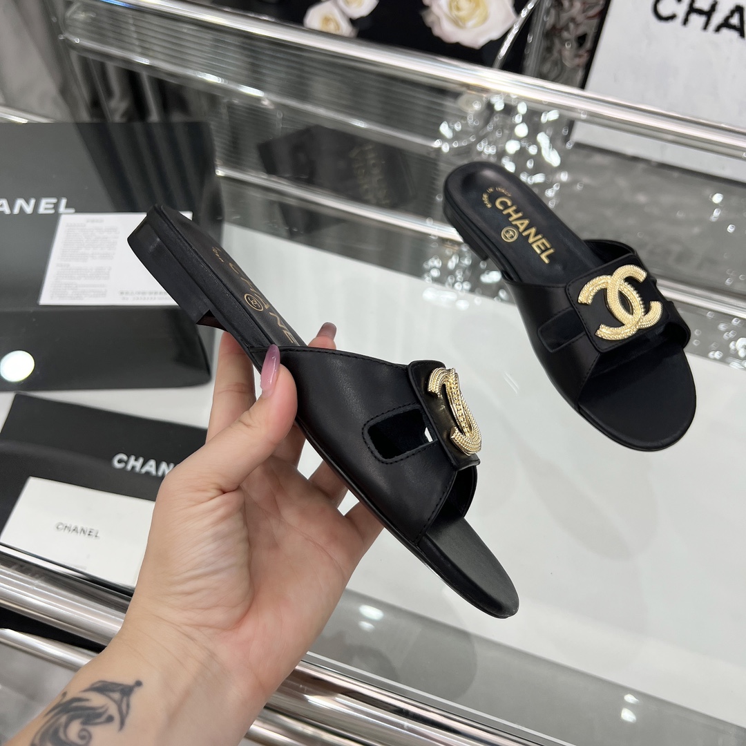 NO:407739,High-version Xiaoxiangjia single shoes CHANE*｜, big hit!  Xiaoxiang 2025 official website Chanel summer sandals dancing shoes series new products loafers full of retro style. Delicate shoe shape looks very likable, small round toe sets off the feet, giving people the retro sentimental shoes of the past, new European and American catwalks, hot products 1 original custom cowhide original custom hardware buckle 2 original sheepskin inner 3 soles: original genuine leather outsole 4 size 35-41 (40 41 custom made without return or exchange), slippers, chanel, chanel, chanel, loafers, sandals, slippers, cowhide, sheepskin, Leather soles19860909高版本小香家单鞋CHANE*｜,大爆款！小香2025官网香奈儿夏季凉鞋跳舞鞋系列新品乐福鞋满满的复古风 秀气的鞋型 看着就很讨喜,小圆头 衬托脚也变得瘦瘦的,上脚给人就是一年代的复古情怀鞋、欧美走秀新款,爆款产品 1原版定制牛皮原版定制五金扣 2原版羊皮内里 3大底:原版真皮大底 4码数35-41（40 41定做不退换）,拖鞋,chanel,chanel,chanel,loafers,sandals,slippers,cowhide,sheepskin,Leather soles,Women's Shoes