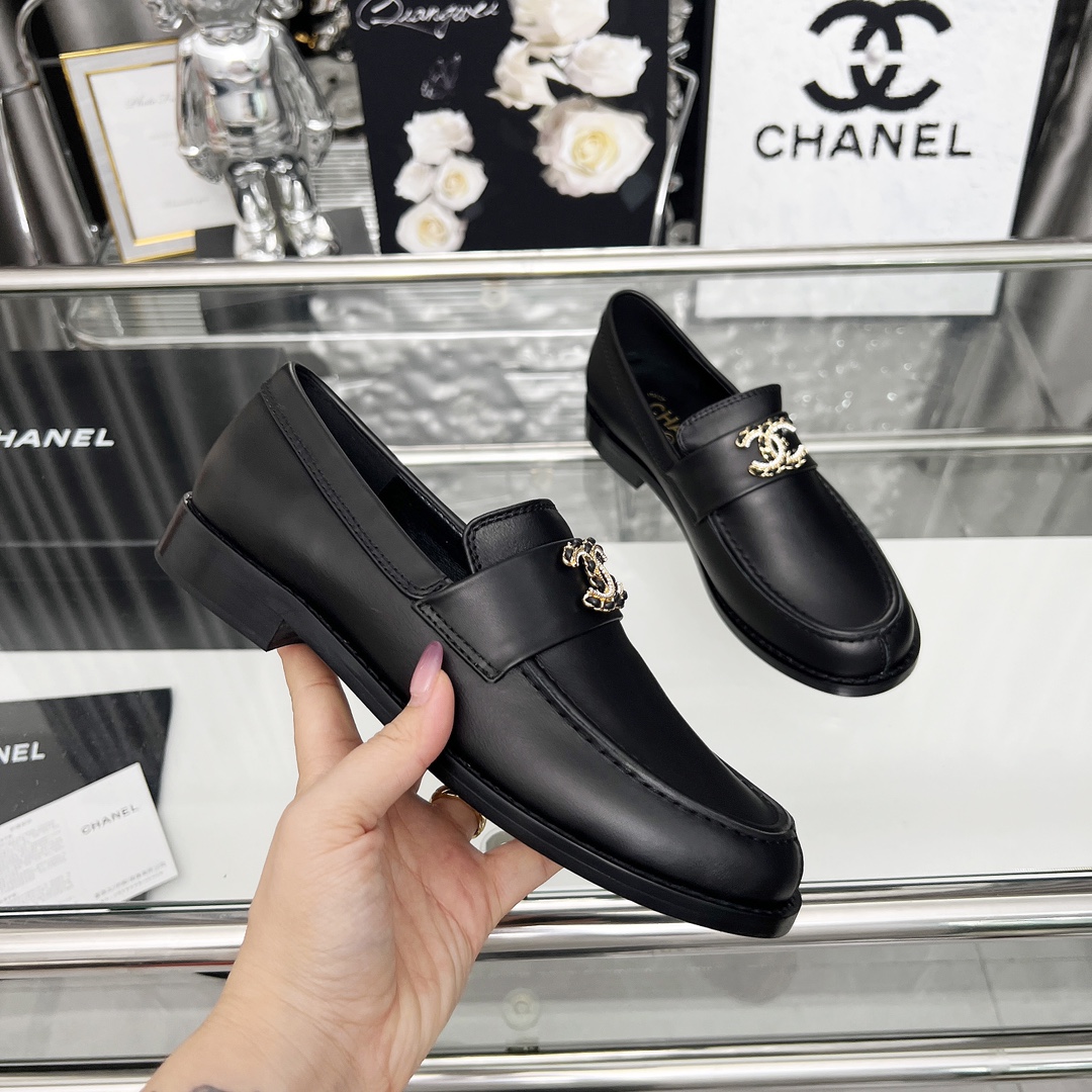 NO:422799,High-version Xiaoxiangjia single shoes CHANE*｜, big hit!  Xiaoxiang 2025 official website Chanel summer single shoes dancing shoes series new loafers full of retro style. Delicate shoe shape looks very likable, small round toe sets off the feet, giving people the retro sentimental shoes of the past, new European and American catwalks, hot products 1 original custom-made sheepskin/cowhide/cow velvet leather original mold opening hardware 2 original inner sheepskin 3 soles: original genuine leather outsole. 4 sizes 35-41 (40 41 custom made without return or exchange), loafer semi-trail, chanel, chanel, chanel, loafers, cowhide, sheepskin, Leather soles19860909高版本小香家单鞋CHANE*｜,大爆款！小香2025官网香奈儿夏季单鞋跳舞鞋系列新品乐福鞋满满的复古风 秀气的鞋型 看着就很讨喜,小圆头 衬托脚也变得瘦瘦的,上脚给人就是一年代的复古情怀鞋、欧美走秀新款,爆款产品 1原版定制面羊皮/牛皮/牛绒皮原版开模五金 2原版内里羊皮 3大底:原版真皮大底. 4码数35-41（40 41定做不退换）,乐福鞋半拖,chanel,chanel,chanel,loafers,cowhide,sheepskin,Leather soles,Women's Shoes