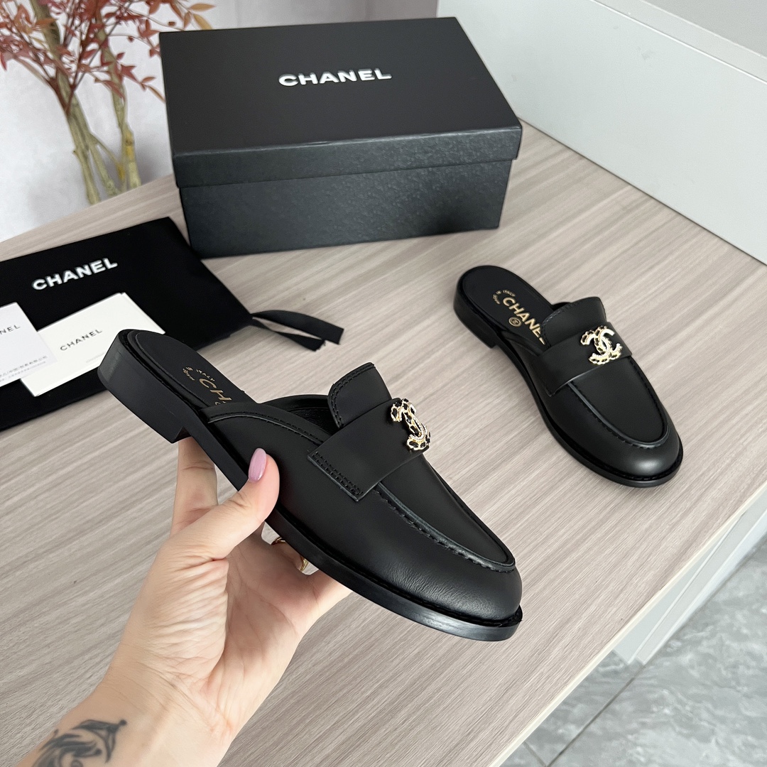 NO:422808,High-version Xiaoxiangjia Sandals CHANE*｜, big hit!  Xiaoxiang 2025 official website Chanel summer sandals dancing shoes series new loafers full of retro style. Delicate shoe shape looks very likable, small round toe sets off the feet, giving people the retro sentimental shoes of the past, new European and American catwalks, hot products 1 original custom-made cowhide/original mold opening hardware 2 original inner sheepskin 3 soles: original genuine leather soles. 4 sizes 35-41 (40 41 custom made without return or exchange), loafer semi-trail, chanel, chanel, chanel, loafers, sandals, cowhide, sheepskin, Leather soles19860909高版本小香家凉鞋CHANE*｜,大爆款！小香2025官网香奈儿夏季凉鞋跳舞鞋系列新品乐福鞋满满的复古风 秀气的鞋型 看着就很讨喜,小圆头 衬托脚也变得瘦瘦的,上脚给人就是一年代的复古情怀鞋、欧美走秀新款,爆款产品 1原版定制面牛皮/原版开模五金 2原版内里羊皮 3大底:原版真皮大底. 4码数35-41（40 41定做不退换）,乐福鞋半拖,chanel,chanel,chanel,loafers,sandals,cowhide,sheepskin,Leather soles,Women's Shoes