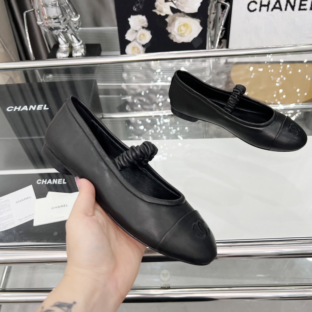 NO:422790,High-version loafers CHANE*｜Xiaoxiang 2025 official website Chanel summer Mary Jane socks single shoes four seasons, new series of loafers full of retro style, delicate shoe shape, looks very likable, small round toe sets off the feet also become thin, the foot gives people a kind of retro sentiment of the era, four-season shoes, new European and American catwalks, hot products 1 original custom sheepskin noodles/cashmere face two 2 original silk sheepskin inner 3 soles: original Italian genuine leather soles. 4 sizes 35-41 (40 41 custom made without return or exchange), single shoes, chanel, chanel, loafers, mary jane, sheepskin, Leather soles, socks19860909高版本乐福鞋CHANE*｜小香2025官网香奈儿夏季玛丽珍袜子单鞋四季,系列新品乐福鞋满满的复古风 秀气的鞋型 看着就很讨喜,小圆的鞋头 衬托脚也变得瘦瘦的,上脚给人就是一种年代的复古情怀四季鞋、欧美走秀新款,爆款产品 1原版定制羊皮面/羊绒面两种 2原版丝绸羊皮内里 3大底:原版意大利真皮大底. 4码数35-41（40 41定做不退换）,单鞋,chanel,chanel,loafers,mary jane,sheepskin,Leather soles,socks,Women's Shoes