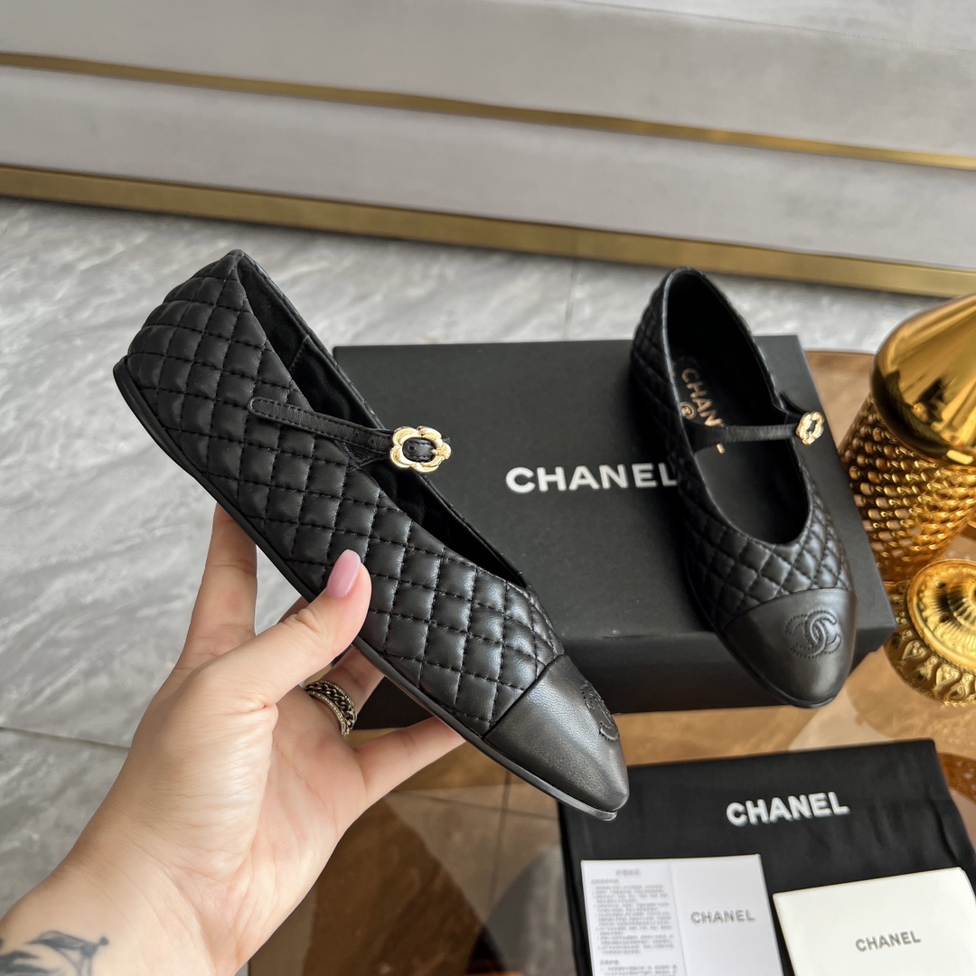 NO:422765,Top version of loafers CHANE*｜Xiaoxiang 2025 official website Chanel summer Mary Jane socks single shoes four seasons, new series of loafers full of retro style, delicate shoe shape, looks very likable, small round toe sets off the feet also become thin, the foot gives people a kind of retro sentiment of the era, four-season shoes, new European and American catwalks, hot products 1 original custom sheepskin noodles 2 original silk sheepskin inner 3 soles: original Italian genuine leather soles. 4 sizes 35-41 (40 41 custom made without return or exchange), single shoes, chanel, chanel, loafers, mary jane, sheepskin, Leather soles, socks19860909顶级版本乐福鞋CHANE*｜小香2025官网香奈儿夏季玛丽珍袜子单鞋四季,系列新品乐福鞋满满的复古风 秀气的鞋型 看着就很讨喜,小圆的鞋头 衬托脚也变得瘦瘦的,上脚给人就是一种年代的复古情怀四季鞋、欧美走秀新款,爆款产品 1原版定制羊皮面 2原版丝绸羊皮内里 3大底:原版意大利真皮大底. 4码数35-41（40 41定做不退换）,单鞋,chanel,chanel,loafers,mary jane,sheepskin,Leather soles,socks,Women's Shoes