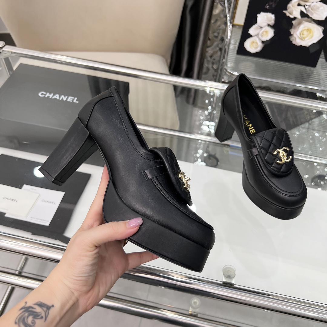 NO:442709,High-version Xiaoxiangjia single shoes CHANE*｜, big hit!  Xiaoxiang 2025 official website Chanel single shoes dancing shoes series new loafers full of retro style. Delicate shoe shape looks very likable, with a small round toe that sets off the feet and makes the feet look thin. The foot is a retro sentimental shoes of the past, new European and American catwalks, hot products 1 original custom-made sheepskin/cowhide 2 original inner sheepskin 3 soles: original genuine leather sole. Heel height 8.5 cm. Water platform thickness 3 cm. 4 size 35-41 (40 41 custom made without return or exchange), high heels single shoes, chanel, chanel, chanel, loafers, high heels, cowhide, sheepskin, Leather soles19860909高版本小香家单鞋CHANE*｜,大爆款！小香2025官网香奈儿单鞋跳舞鞋系列新品乐福鞋满满的复古风 秀气的鞋型 看着就很讨喜,小圆头 衬托脚也变得瘦瘦的,上脚给人就是一年代的复古情怀鞋、欧美走秀新款,爆款产品 1原版定制面羊皮/牛皮 2原版内里羊皮 3大底:原版真皮大底.跟高8.5厘米.水台厚3厘米 4码数35-41（40 41定做不退换）,高跟鞋单鞋,chanel,chanel,chanel,loafers,high heels,cowhide,sheepskin,Leather soles,Women's Shoes