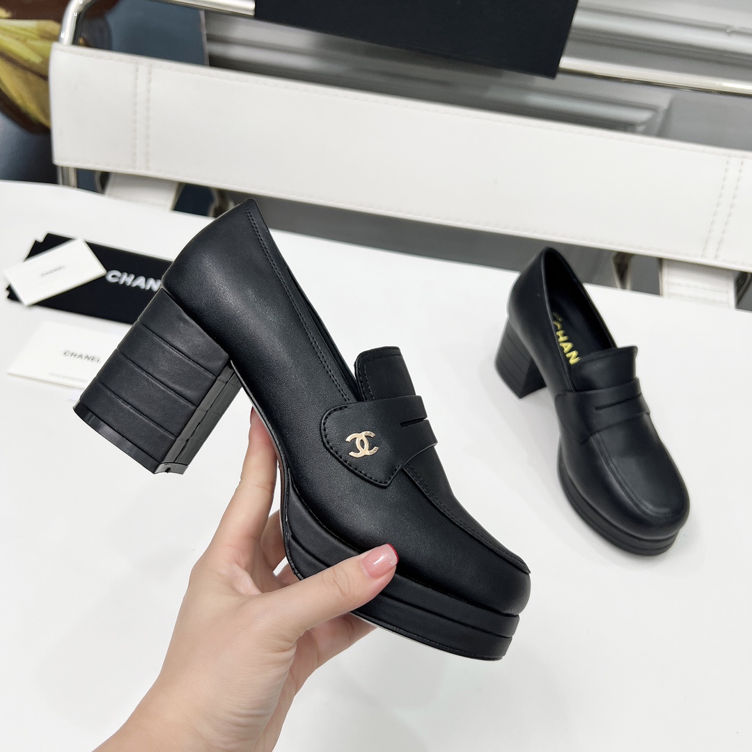 NO:461378,High-version Xiaoxiangjia single shoes CHANE*｜, big hit!  Xiaoxiang 2025 official website Chanel single shoes dancing shoes series new loafers full of retro style. Delicate shoe shape looks very likable, with a small round toe that sets off the feet and makes people look thin. The foot is a retro sentimental shoes of the past, new European and American catwalks, hot products 1 original original fabric leather 2 original inner sheepskin 3 soles: original genuine leather soles. Heel height 7 cm. Water platform thickness 2.5 cm. 4 size 35-41 (40 41 custom made without return or exchange), single shoes, chanel, chanel, chanel, loafers, sheepskin, Leather soles19860909高版本小香家单鞋CHANE*｜,大爆款！小香2025官网香奈儿单鞋跳舞鞋系列新品乐福鞋满满的复古风 秀气的鞋型 看着就很讨喜,小圆头 衬托脚也变得瘦瘦的,上脚给人就是一年代的复古情怀鞋、欧美走秀新款,爆款产品 1原版原版面料皮 2原版内里羊皮 3大底:原版真皮大底.跟高7厘米.水台厚2.5厘米 4码数35-41（40 41定做不退换）,单鞋,chanel,chanel,chanel,loafers,sheepskin,Leather soles,Women's Shoes