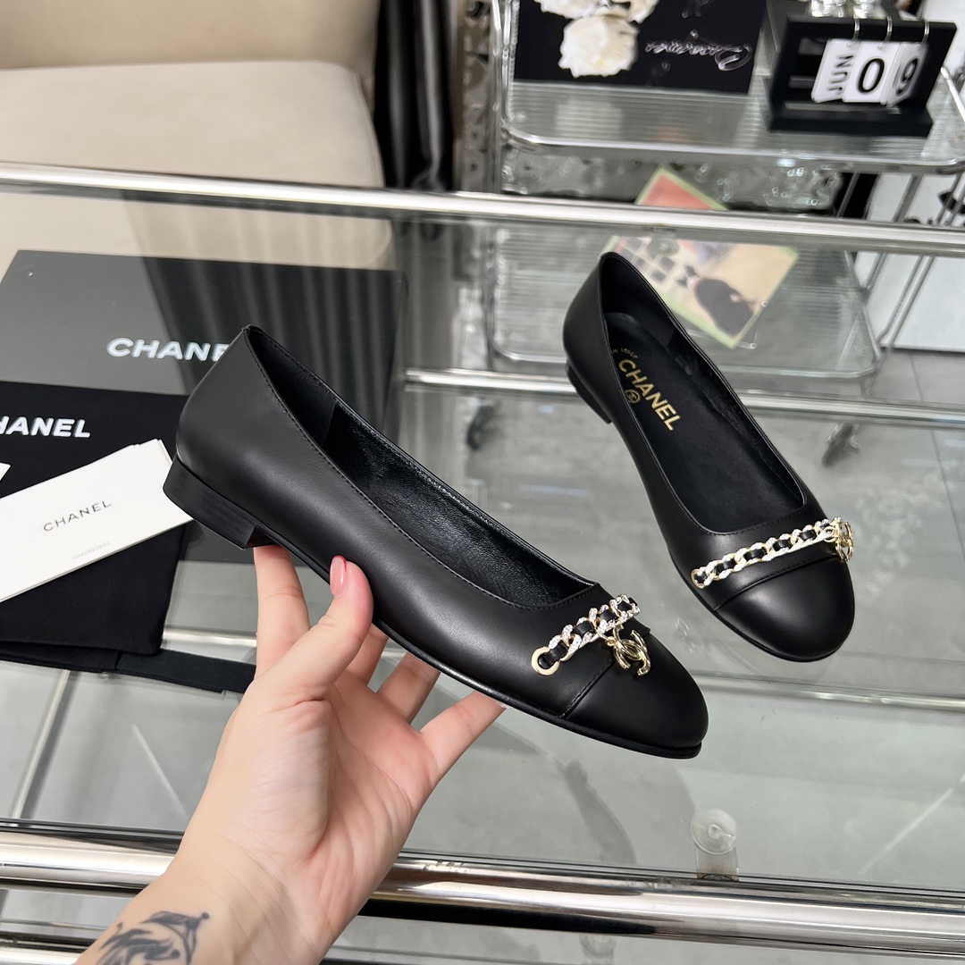 NO:461373,High-version Xiaoxiangjia single shoes CHANE*｜, big hit!  Xiaoxiang 2025 official website Chanel single shoes dancing shoes series new loafers full of retro style. Delicate shoe shape looks very likable, with a small round toe that sets off the feet and makes people look thin. The foot is a retro sentimental shoes of the past, new European and American catwalks, hot products 1 original custom-made cowhide/sheepskin 2 original inner sheepskin 3 soles: original genuine leather soles. 4 sizes 35-41 (40 41 custom made without return or exchange), single shoes, chanel, chanel, chanel, loafers, cowhide, sheepskin, Leather soles19860909高版本小香家单鞋CHANE*｜,大爆款！小香2025官网香奈儿单鞋跳舞鞋系列新品乐福鞋满满的复古风 秀气的鞋型 看着就很讨喜,小圆头 衬托脚也变得瘦瘦的,上脚给人就是一年代的复古情怀鞋、欧美走秀新款,爆款产品 1原版定制面牛皮/羊皮 2原版内里羊皮 3大底:原版真皮大底. 4码数35-41（40 41定做不退换）,单鞋,chanel,chanel,chanel,loafers,cowhide,sheepskin,Leather soles,Women's Shoes