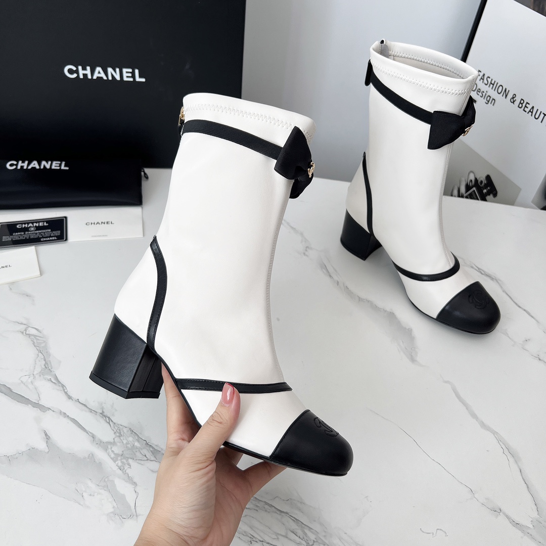 NO:475219,The newest version of Chanel CHANEL, Xiaoxiang 2025 autumn and winter counter, a must-have item for this season in autumn and winter!  !  Chanel loves simple and irresistible. The combination shows a unique style of dressing, free mixing and matching, and keeps up with Grandma Shixiang's fashion pace!  !  !  The top-level craftsmanship is perfectly presented, and the counter can be compared regardless of any detail. The best top-level goods can enter and exit the counter at will!  !  Leather Fabric Sheepskin Inner: Sheepskin Footstep: Sheepskin Outsole: Original Italian leather outsole Heel height: 4.5 cm Boot height: 7 inches Size: 35-40 (40 41 for customization without return), boots, chanel, chanel, boots, sheepskin, Leather soles19860909高版本香奈儿CHANEL,小香2025秋冬专柜最新款短靴,本季秋冬季节必备单品！！香奈儿女士钟爱简约又难以抗拒系 搭配展现与众不同的穿搭风格、自由混搭闪耀到位跟紧香奶奶时尚步伐！！！顶级工艺质感完美呈现,无论任何细节均可对比专柜,最好级别的顶级货,随意进出专柜！！皮面 面料羊皮 内里:羊皮 垫脚:羊皮 大底:原版意大利真皮大底 跟高:4.5厘米 靴筒高度:7寸 码数:35-40（40 41为定制不退换）,靴子,chanel,chanel,boots,sheepskin,Leather soles,Women's Shoes