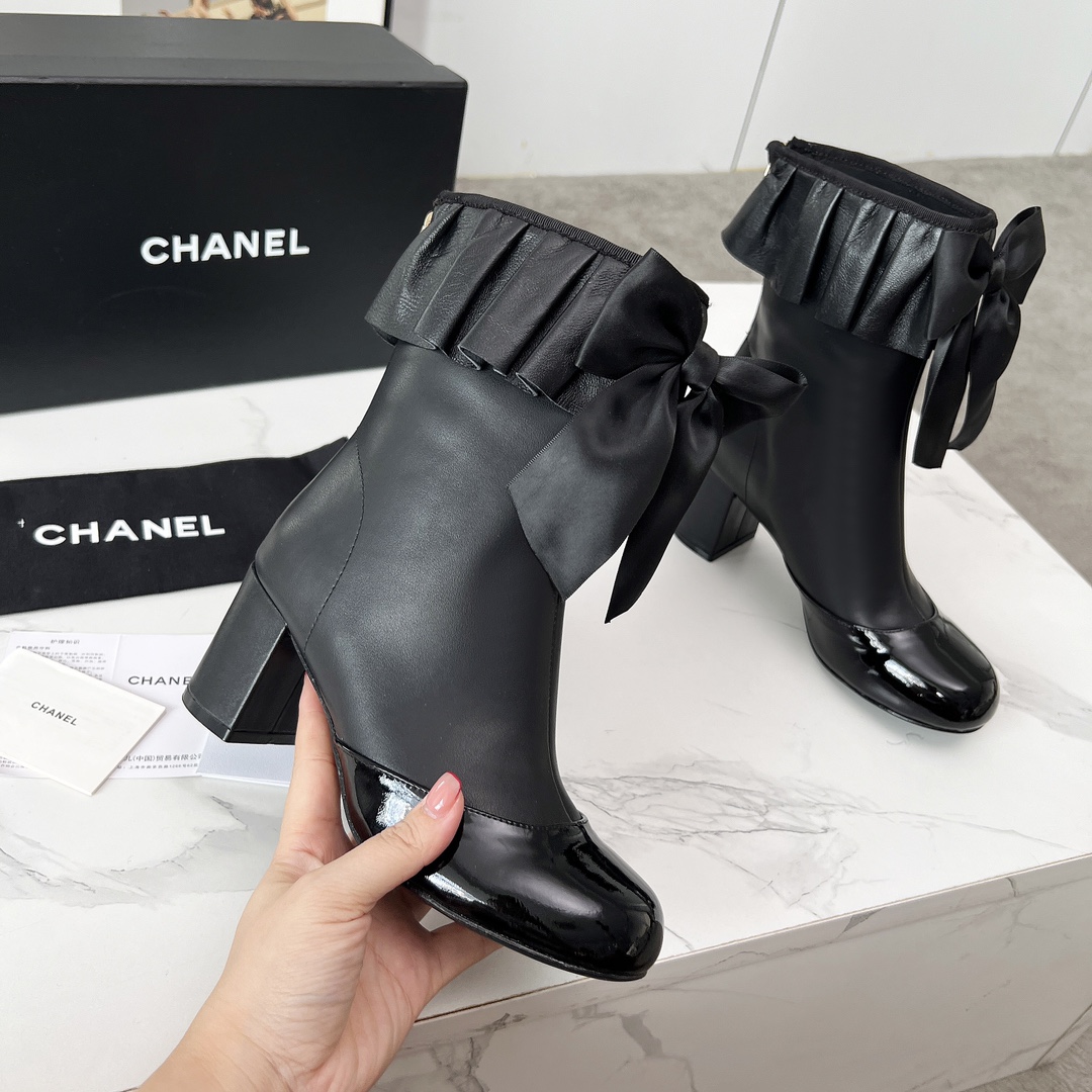 NO:475193,The newest version of Chanel CHANEL, Xiaoxiang 2025 autumn and winter counter, the latest short boot boots and boots, a must-have item for this season in autumn and winter!  !  Chanel loves simple and irresistible. The combination shows a unique style of dressing, free mixing and matching, and keeps up with Grandma Shixiang's fashion pace!  !  !  The top-level craftsmanship is perfectly presented, and the counter can be compared regardless of any detail. The best top-level goods can enter and exit the counter at will!  !  Fabric: Imported cowhide Inner: sheepskin Footstep: sheepskin Outsole: original Italian leather outsole Heel height: 6.5 cm Boot height: 7 inches Size: 35-40 (40 41 for customization without return), boots, chanel, chanel, boots, cowhide, sheepskin, Leather soles19860909高版本香奈儿CHANEL,小香2025秋冬专柜最新款矮靴靴,本季秋冬季节必备单品！！香奈儿女士钟爱简约又难以抗拒系 搭配展现与众不同的穿搭风格、自由混搭闪耀到位跟紧香奶奶时尚步伐！！！顶级工艺质感完美呈现,无论任何细节均可对比专柜,最好级别的顶级货,随意进出专柜！！ 面料:进口牛皮 内里:羊皮 垫脚:羊皮里 大底:原版意大利真皮大底 跟高:6.5厘米 靴筒高度:7寸 码数:35-40（40 41为定制不退换）,靴子,chanel,chanel,boots,cowhide,sheepskin,Leather soles,Women's Shoes