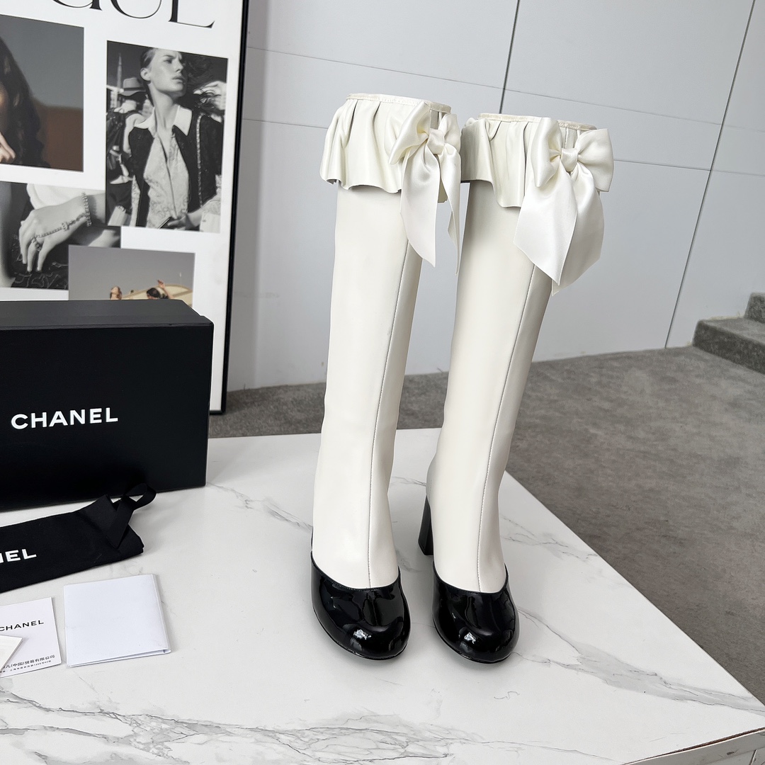 NO:475202,The newest version of Chanel CHANEL, Xiaoxiang 2025 autumn and winter counter, a must-have item for this season in autumn and winter!  !  Chanel loves simple and irresistible. The combination shows a unique style of dressing, free mixing and matching, and keeps up with Grandma Shixiang's fashion pace!  !  !  The top-level craftsmanship is perfectly presented, and the counter can be compared regardless of any detail. The best top-level goods can enter and exit the counter at will!  !  Fabric: Imported cowhide Inner: Sheepskin Fitting sheepskin Outsole: Original Italian leather outsole Heel height: 6.5 cm Boot height: 14.5 inches Size: 35-40 (40 41 for customization without return), boots, chanel, chanel, boots, cowhide, sheepskin, Leather soles19860909高版本香奈儿CHANEL,小香2025秋冬专柜最新款长靴,本季秋冬季节必备单品！！香奈儿女士钟爱简约又难以抗拒系 搭配展现与众不同的穿搭风格、自由混搭闪耀到位跟紧香奶奶时尚步伐！！！顶级工艺质感完美呈现,无论任何细节均可对比专柜,最好级别的顶级货,随意进出专柜！！ 面料:进口牛皮 内里:羊皮里 垫脚羊皮里 大底:原版意大利真皮大底 跟高:6.5厘米 靴筒高度:14.5寸 码数:35-40（40 41为定制不退换）,靴子,chanel,chanel,boots,cowhide,sheepskin,Leather soles,Women's Shoes
