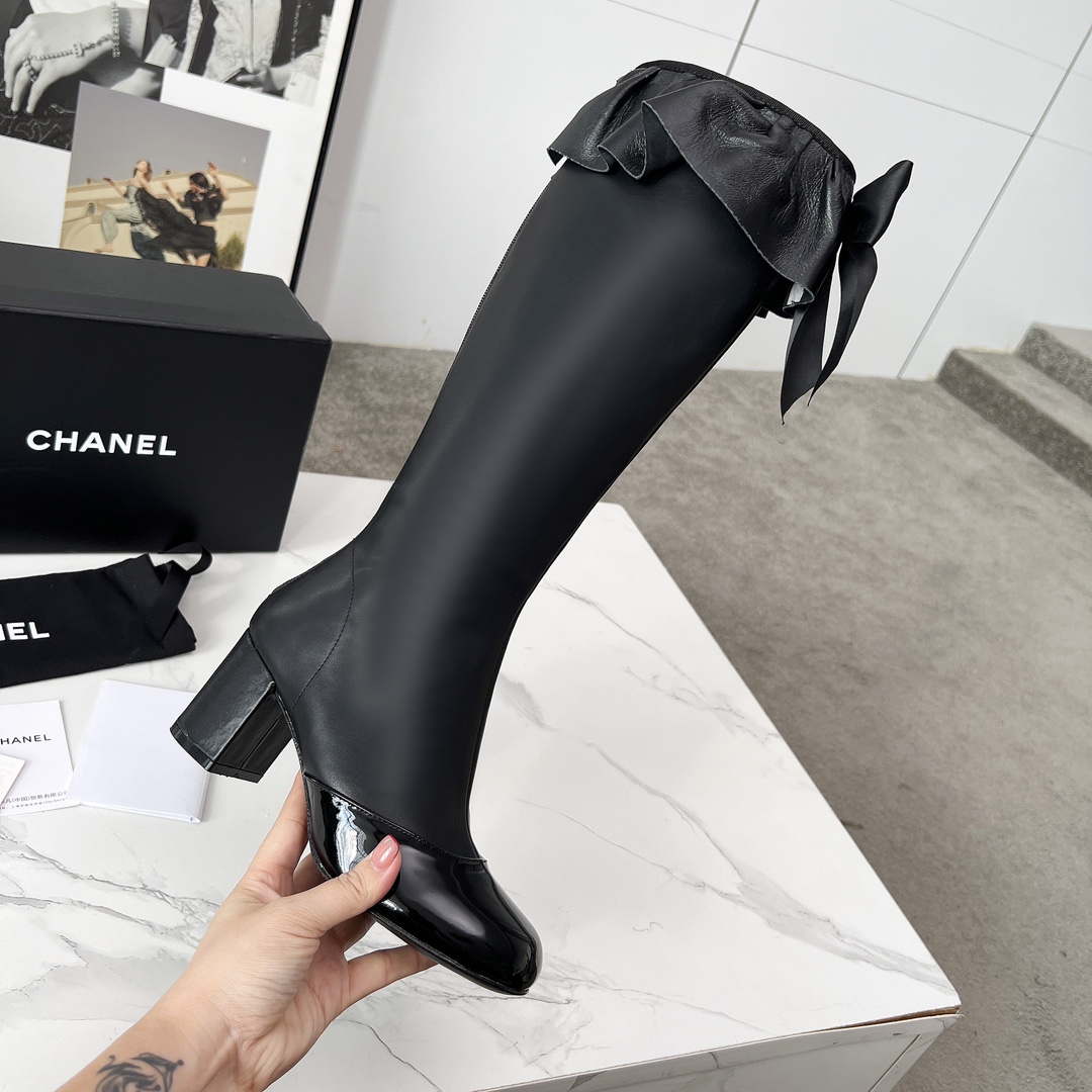 NO:475211,The newest version of Chanel CHANEL, Xiaoxiang 2025 autumn and winter counter, a must-have item for this season in autumn and winter!  !  Chanel loves simple and irresistible. The combination shows a unique style of dressing, free mixing and matching, and keeps up with Grandma Shixiang's fashion pace!  !  !  The top-level craftsmanship is perfectly presented, and the counter can be compared regardless of any detail. The best top-level goods can enter and exit the counter at will!  !  Fabric: Imported cowhide Inner: Sheepskin Fitting sheepskin Outsole: Original Italian leather outsole Heel height: 6.5 cm Boot height: 14.5 inches Size: 35-40 (40 41 for customization without return), boots, chanel, chanel, boots, cowhide, sheepskin, Leather soles19860909高版本香奈儿CHANEL,小香2025秋冬专柜最新款长靴,本季秋冬季节必备单品！！香奈儿女士钟爱简约又难以抗拒系 搭配展现与众不同的穿搭风格、自由混搭闪耀到位跟紧香奶奶时尚步伐！！！顶级工艺质感完美呈现,无论任何细节均可对比专柜,最好级别的顶级货,随意进出专柜！！ 面料:进口牛皮 内里:羊皮里 垫脚羊皮里 大底:原版意大利真皮大底 跟高:6.5厘米 靴筒高度:14.5寸 码数:35-40（40 41为定制不退换）,靴子,chanel,chanel,boots,cowhide,sheepskin,Leather soles,Women's Shoes