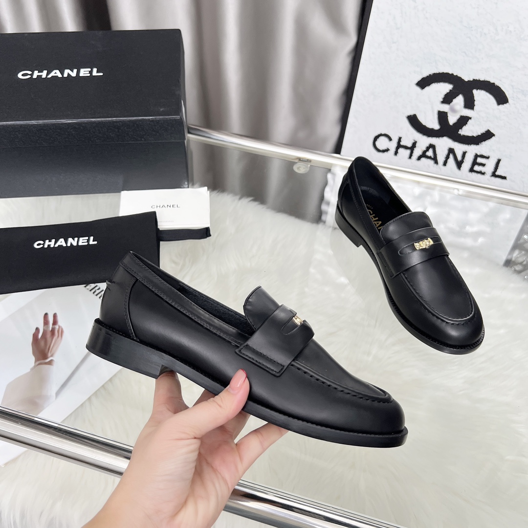 NO:478066,High-version Xiaoxiangjia single shoes CHANE*｜, big hit!  Xiaoxiang 2025 official website Chanel single shoes dancing shoes series new loafers full of retro style. Delicate shoe shape looks very likable, with a small round toe that sets off the feet and makes people look thin. The foot is a retro sentimental shoes of the past, new European and American catwalks, hot products 1 original custom-made cowhide/sheepskin 2 original inner sheepskin 3 soles: original genuine leather soles. 4 sizes 35-41 (40 41 custom made without return or exchange), loafers, chanel, chanel, chanel, loafers, cowhide, sheepskin, Leather soles19860909高版本小香家单鞋CHANE*｜,大爆款！小香2025官网香奈儿单鞋跳舞鞋系列新品乐福鞋满满的复古风 秀气的鞋型 看着就很讨喜,小圆头 衬托脚也变得瘦瘦的,上脚给人就是一年代的复古情怀鞋、欧美走秀新款,爆款产品 1原版定制面牛皮/羊皮 2原版内里羊皮 3大底:原版真皮大底. 4码数35-41（40 41定做不退换）,乐福鞋,chanel,chanel,chanel,loafers,cowhide,sheepskin,Leather soles,Women's Shoes