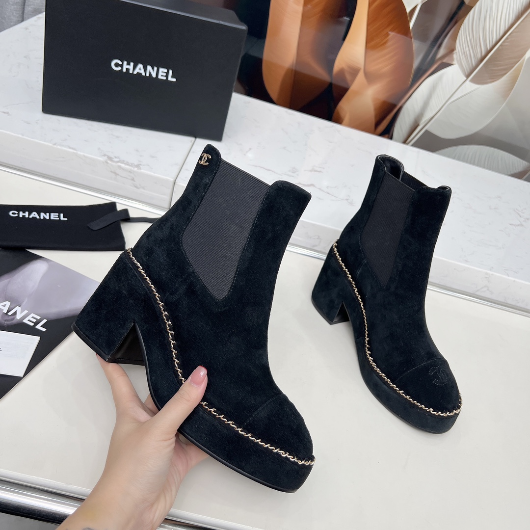 NO:478123,The newest version of Chanel CHANEL, Xiaoxiang 2025 autumn and winter counter latest short boots, a must-have item for this season in autumn and winter!  !  Chanel loves simple and irresistible. The combination shows a unique style of dressing, free mixing and matching, and keeps up with Grandma Shixiang's fashion pace!  !  !  The top-level craftsmanship is perfectly presented, and the counter can be compared regardless of any detail. The best top-level goods can enter and exit the counter at will!  !  Fabric: Imported sheepskin/cowhide/sheep reverse velvet leather Inner: sheepskin footrest: sheepskin Outsole: original molded sole Heel height: 8.5 cm Boot barrel height: 5 inches Total height Size: 35-40 (40 41 for customization without return), boots, chanel, chanel, boots, cowhide, sheepskin19860909高版本香奈儿CHANEL,小香2025款秋冬专柜最新款短靴,本季秋冬季节必备单品！！香奈儿女士钟爱简约又难以抗拒系 搭配展现与众不同的穿搭风格、自由混搭闪耀到位跟紧香奶奶时尚步伐！！！顶级工艺质感完美呈现,无论任何细节均可对比专柜,最好级别的顶级货,随意进出专柜！！ 面料:进口羊皮/牛皮/羊反绒皮 内里:羊皮里 垫脚:羊皮 大底:原版开模底 跟高:8.5厘米 靴筒高度:总高5寸 码数:35-40（40 41为定制不退换）,靴子,chanel,chanel,boots,cowhide,sheepskin,Women's Shoes