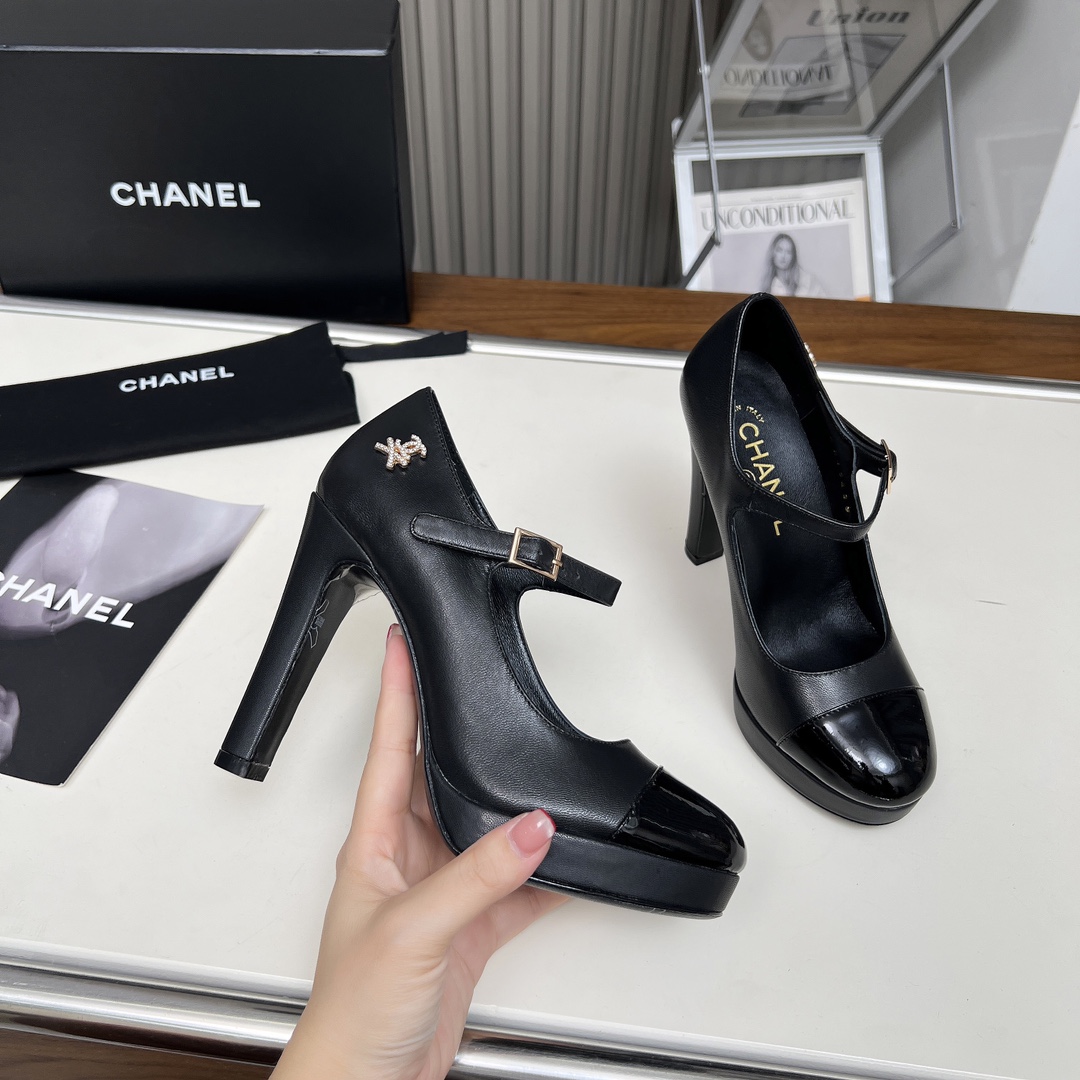 NO:481658,High-version Xiaoxiangjia single shoes CHANE*｜, big hit!  Xiaoxiang 2025 official website Chanel single shoes dancing shoes series new loafers full of retro style. Delicate shoe shape looks very likable, with a small round toe that sets off the feet and makes people look thin. The foot is a retro sentimental shoes of the past, new European and American catwalks, hot products 1 original custom-made sheepskin 2 original inner sheepskin 3 soles: original genuine leather soles. Heel height 11.5 cm, water platform thickness 2 cm 4 sizes 35-41 (40 41 custom made no return or exchange), high heels single shoes, chanel, chanel, chanel, loafers, high heels, sheepskin, Leather soles19860909高版本小香家单鞋CHANE*｜,大爆款！小香2025官网香奈儿单鞋跳舞鞋系列新品乐福鞋满满的复古风 秀气的鞋型 看着就很讨喜,小圆头 衬托脚也变得瘦瘦的,上脚给人就是一年代的复古情怀鞋、欧美走秀新款,爆款产品 1原版定制面羊皮 2原版内里羊皮 3大底:原版真皮大底.跟高11.5厘米、水台厚2厘米 4码数35-41（40 41定做不退换）,高跟鞋单鞋,chanel,chanel,chanel,loafers,high heels,sheepskin,Leather soles,Women's Shoes