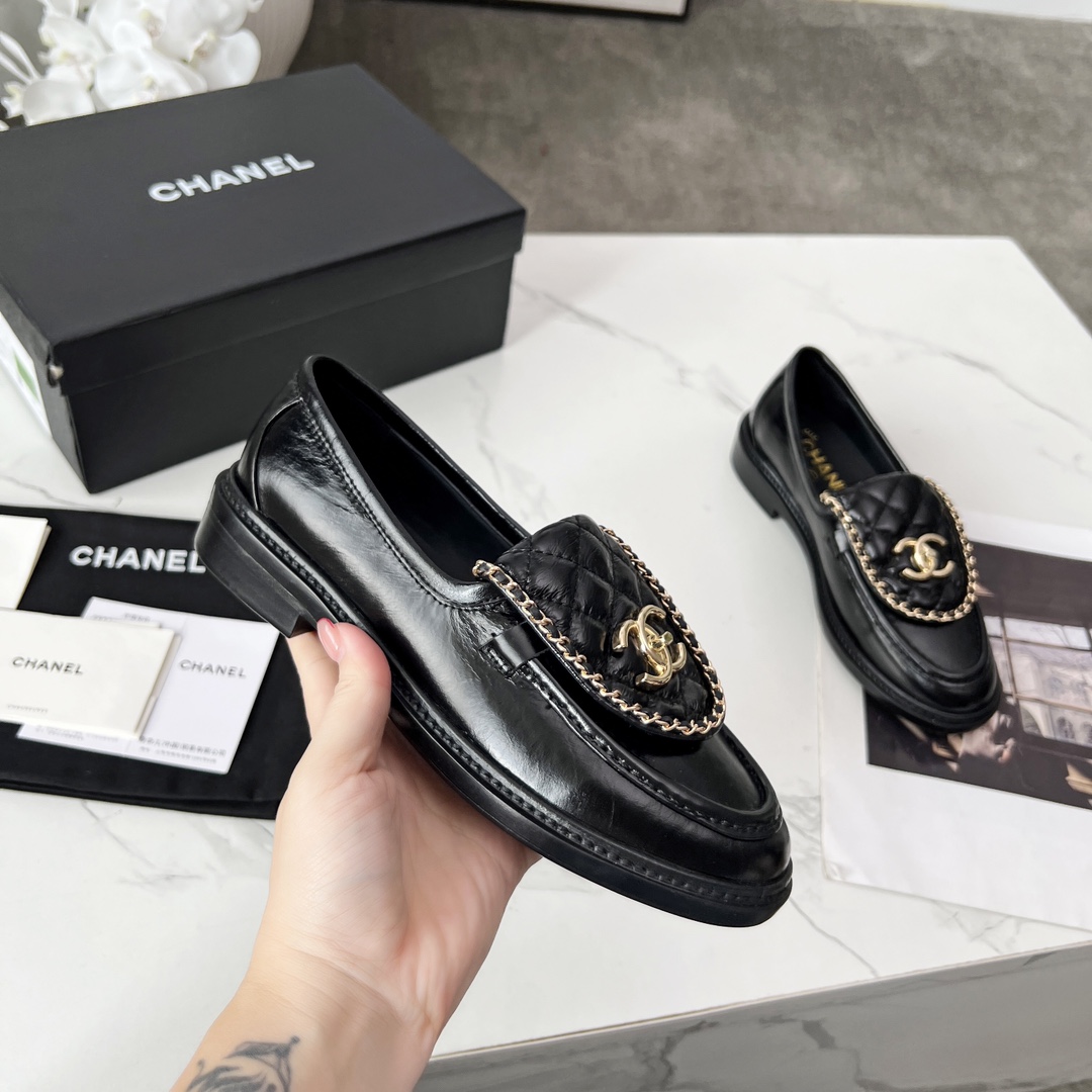 NO:481650,Official website synchronous high-version genuine one-to-one A-grade goods updated CHANEL FW2025 Chanel new top autumn shoes single shoe series Xiangjia must-have hot products, goddess series, with the elegant and famous temperament of Xiangjia, super durable, irresistible, heart-wonderful... Imported cowhide upper with high texture original mold opening hardware large buckle electric embroidery chain inner foot pad imported cowhide high soft and comfortable original mold opening, Italian genuine leather soles Standard code 35-39,40 41 Customized non-return and exchange, loafers, chanel, chanel, chanel, loafers, cowhide, Leather soles19860909官网同步高版本正版一比一Ａ级货更新CHANEL FW2025香奈儿新款顶级秋鞋单鞋系列 香家必备爆款,女神系列,拥有香家特色优雅名媛气质,超级耐看,让人无法抗拒,心动ing…… 鞋面进口牛皮高级有质感原版开模五金大扣电绣链条 内里垫脚进口牛皮里柔软舒适性高 原模开版,意大利真皮大底 标准码 35-39,40 41 定做不退换,乐福鞋,chanel,chanel,chanel,loafers,cowhide,Leather soles,Women's Shoes