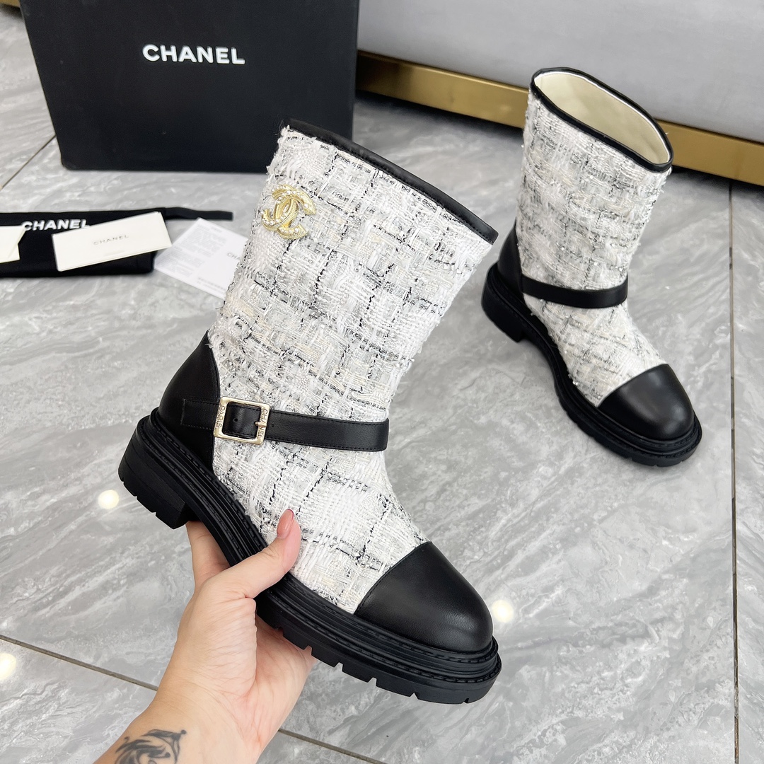 NO:484351,The newest version of Chanel CHANEL, Xiaoxiang 2025 autumn and winter counter latest short boots, a must-have item for this season in autumn and winter!  !  Chanel loves simple and irresistible. The combination shows a unique style of dressing, free mixing and matching, and keeps up with Grandma Shixiang's fashion pace!  !  !  The top-level craftsmanship is perfectly presented, and the counter can be compared regardless of any detail. The best top-level goods can enter and exit the counter at will!  !  Fabric: Imported sheepskin/original custom fabric Inner: sheepskin foot pad: sheepskin Outsole: original molded sole Heel height: 4.5 cm Boot barrel height: 8 inches Total height Size: 35-40 (40 41 for customization without return), boots, chanel, chanel, boots, sheepskin19860909高版本香奈儿CHANEL,小香2025款秋冬专柜最新款短靴,本季秋冬季节必备单品！！香奈儿女士钟爱简约又难以抗拒系 搭配展现与众不同的穿搭风格、自由混搭闪耀到位跟紧香奶奶时尚步伐！！！顶级工艺质感完美呈现,无论任何细节均可对比专柜,最好级别的顶级货,随意进出专柜！！ 面料:进口羊皮/原版定制面料 内里:羊皮里 垫脚:羊皮 大底:原版开模底 跟高:4.5厘米 靴筒高度:总高8寸 码数:35-40（40 41为定制不退换）,靴子,chanel,chanel,boots,sheepskin,Women's Shoes