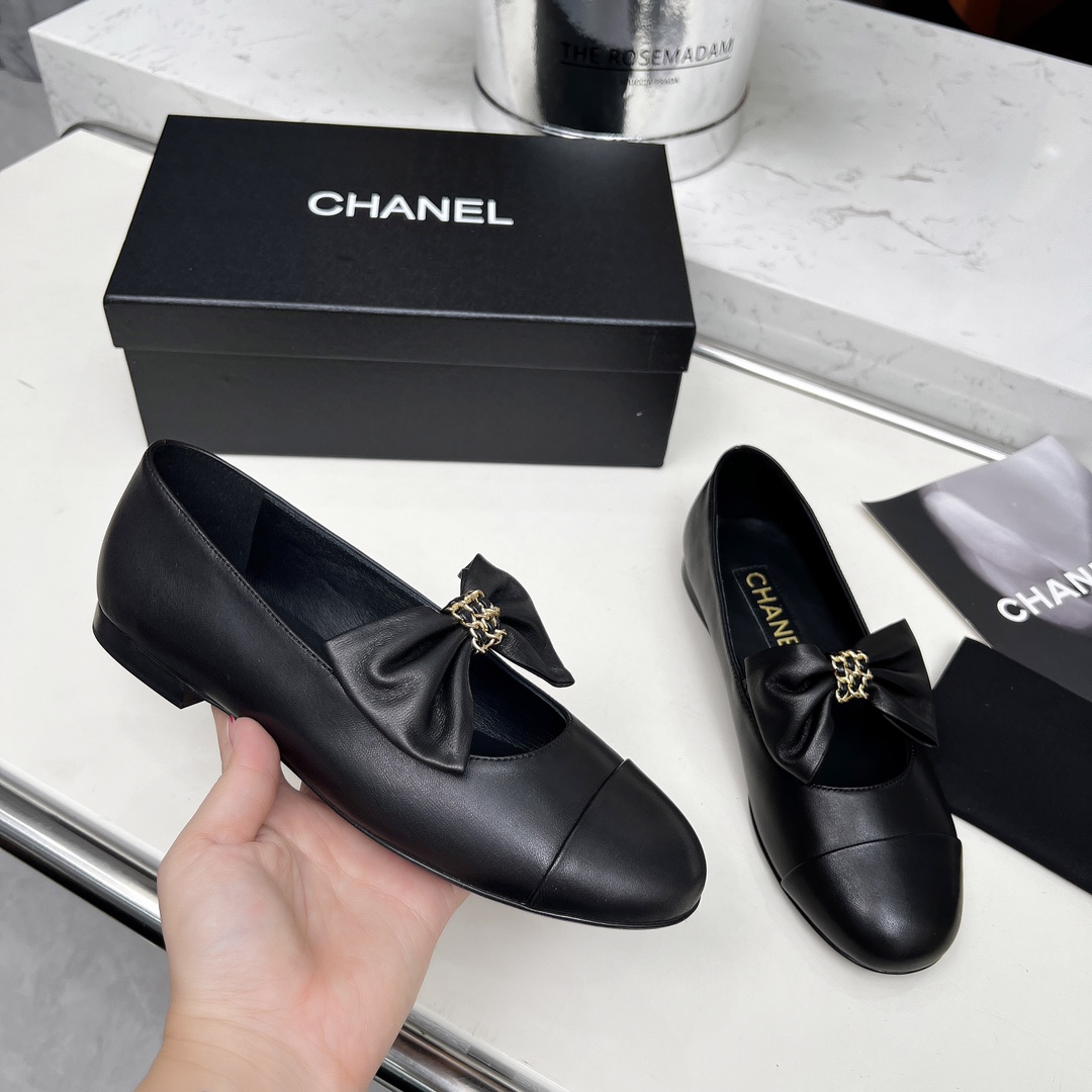 NO:489551,High-version Xiaoxiangjia single shoes CHANE*｜, big hit!  Xiaoxiang 2025 official website Chanel spring and summer single shoes dancing shoes series new loafers full of retro style. Delicate shoe shape looks very likable, with a small round toe that sets off the feet and makes people look thin. The foot is a retro sentimental shoes of the past, new European and American catwalks, top version of hot products 1 original custom-made sheepskin original custom hardware buckle 2 original sheepskin inner 3 soles: original genuine leather soles. 4 sizes 35-41 (40 41 custom made without return or exchange), single shoes, chanel, chanel, chanel, loafers, sheepskin, Leather soles19860909高版本小香家单鞋CHANE*｜,大爆款！小香2025官网香奈儿春夏单鞋跳舞鞋系列新品乐福鞋满满的复古风 秀气的鞋型 看着就很讨喜,小圆头 衬托脚也变得瘦瘦的,上脚给人就是一年代的复古情怀鞋、欧美走秀新款,爆款产品顶级版本 1原版定制面羊皮原版定制五金扣 2原版羊皮内里 3大底:原版真皮大底. 4码数35-41（40 41定做不退换）,单鞋,chanel,chanel,chanel,loafers,sheepskin,Leather soles,Women's Shoes