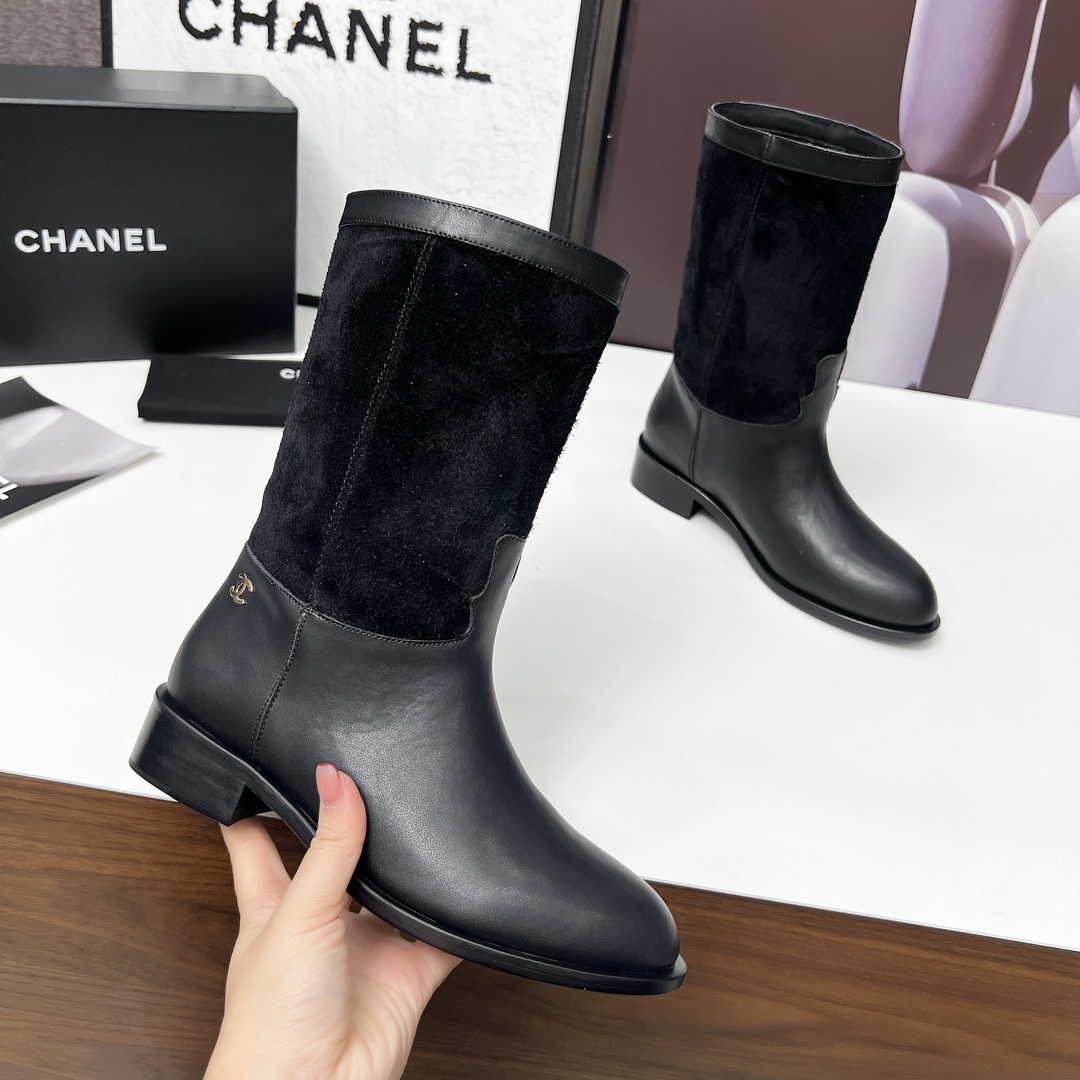 NO:489561,The newest version of Chanel CHANEL, Xiaoxiang 2025 autumn and winter counter latest short boots, a must-have item for this season in autumn and winter!  !  Chanel loves simple and irresistible. The combination shows a unique style of dressing, free mixing and matching, and keeps up with Grandma Shixiang's fashion pace!  !  !  The top-level craftsmanship is perfectly presented, and the counter can be compared regardless of any detail. The best top-level goods can enter and exit the counter at will!  !  Fabric: Imported cowhide/beef velvet Inner: sheepskin foot pad: sheepskin Outsole: original leather outsole Heel height: 3.5 cm Boot barrel height: 9 inches Total height Size: 35-40 (40 41 for customization without return), boots, chanel, chanel, boots, cowhide, sheepskin, Leather soles19860909高版本香奈儿CHANEL,小香2025款秋冬专柜最新款短靴,本季秋冬季节必备单品！！香奈儿女士钟爱简约又难以抗拒系 搭配展现与众不同的穿搭风格、自由混搭闪耀到位跟紧香奶奶时尚步伐！！！顶级工艺质感完美呈现,无论任何细节均可对比专柜,最好级别的顶级货,随意进出专柜！！ 面料:进口牛皮/牛反绒 内里:羊皮里 垫脚:羊皮 大底:原版真皮大底 跟高:3.5厘米 靴筒高度:总高9寸 码数:35-40（40 41为定制不退换）,靴子,chanel,chanel,boots,cowhide,sheepskin,Leather soles,Women's Shoes