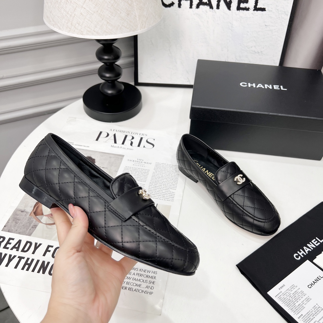 NO:491177,High-version Xiaoxiangjia single shoes CHANE*｜, big hit!  Xiaoxiang 2025 official website Chanel single shoes dancing shoes series new loafers full of retro style. Delicate shoe shape looks very likable, with a small round toe that sets off the feet and makes people look thin. The foot is a retro sentimental shoes of the past, new European and American catwalks, hot products 1 original custom-made cowhide/sheepskin 2 original inner sheepskin 3 soles: original genuine leather soles. 4 sizes 35-41 (40 41 custom made without return or exchange), single shoes, chanel, chanel, chanel, loafers, cowhide, sheepskin, Leather soles19860909高版本小香家单鞋CHANE*｜,大爆款！小香2025官网香奈儿单鞋跳舞鞋系列新品乐福鞋满满的复古风 秀气的鞋型 看着就很讨喜,小圆头 衬托脚也变得瘦瘦的,上脚给人就是一年代的复古情怀鞋、欧美走秀新款,爆款产品 1原版定制面牛皮/羊皮 2原版内里羊皮 3大底:原版真皮大底. 4码数35-41（40 41定做不退换）,单鞋,chanel,chanel,chanel,loafers,cowhide,sheepskin,Leather soles,Women's Shoes
