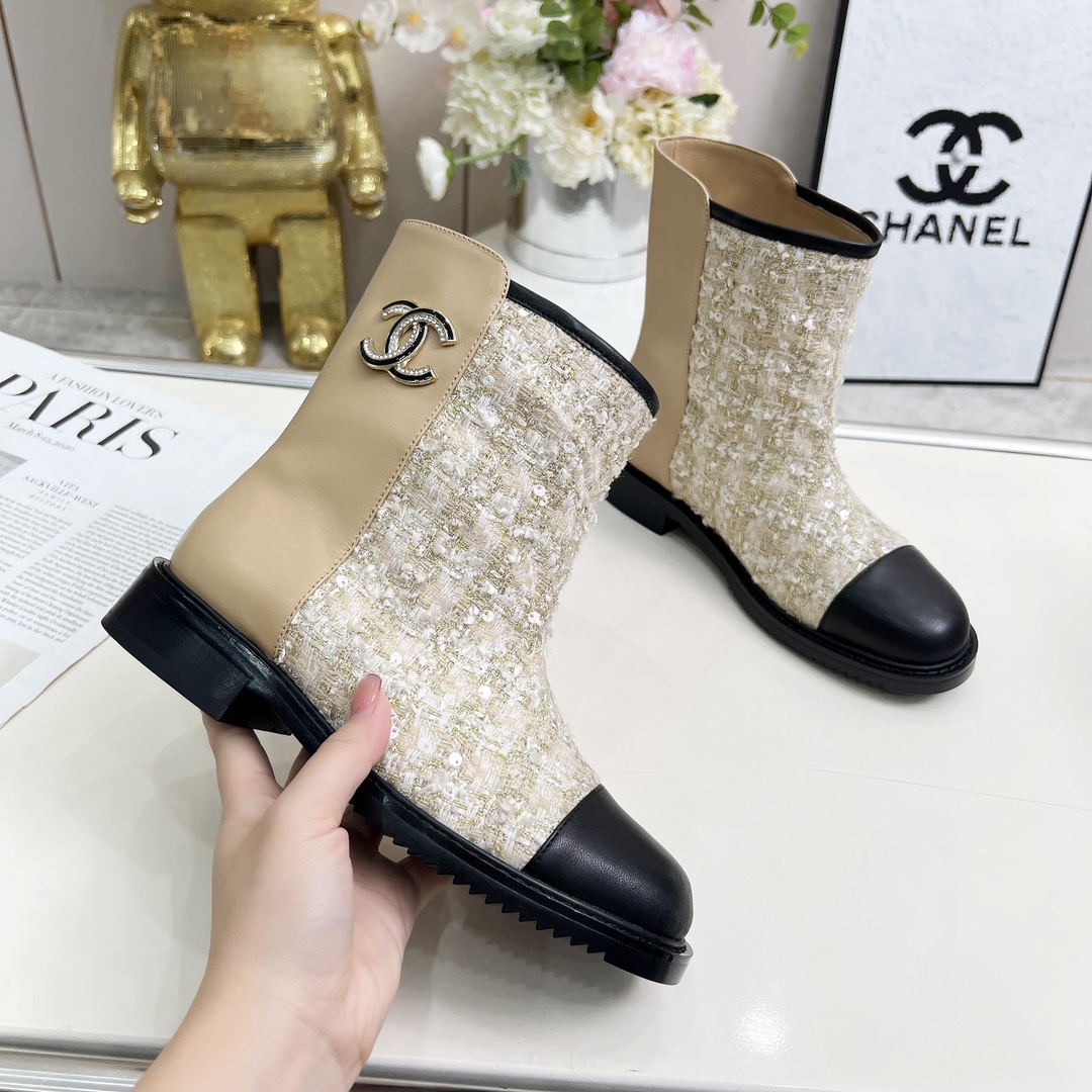 NO:494849,The newest version of Chanel CHANEL, Xiaoxiang 2025 autumn and winter counter latest short boots, a must-have item for this season in autumn and winter!  !  Chanel loves simple and irresistible. The combination shows a unique style of dressing, free mixing and matching, and keeps up with Grandma Shixiang's fashion pace!  !  !  The top-level craftsmanship is perfectly presented, and the counter can be compared regardless of any detail. The best top-level goods can enter and exit the counter at will!  !  Fabric: imported sheepskin with customized fabric Inner: sheepskin footrest: sheepskin Outsole: original molded sole Heel height: 3.5 cm Boot barrel height: 7 inches Total height Size: 35-40 (40 41 for customization without return), boots, chanel, chanel, boots, sheepskin19860909高版本香奈儿CHANEL,小香2025款秋冬专柜最新款短靴,本季秋冬季节必备单品！！香奈儿女士钟爱简约又难以抗拒系 搭配展现与众不同的穿搭风格、自由混搭闪耀到位跟紧香奶奶时尚步伐！！！顶级工艺质感完美呈现,无论任何细节均可对比专柜,最好级别的顶级货,随意进出专柜！！ 面料:进口羊皮搭配定制面料 内里:羊皮里 垫脚:羊皮 大底:原版开模底 跟高:3.5厘米 靴筒高度:总高7寸 码数:35-40（40 41为定制不退换）,靴子,chanel,chanel,boots,sheepskin,Women's Shoes