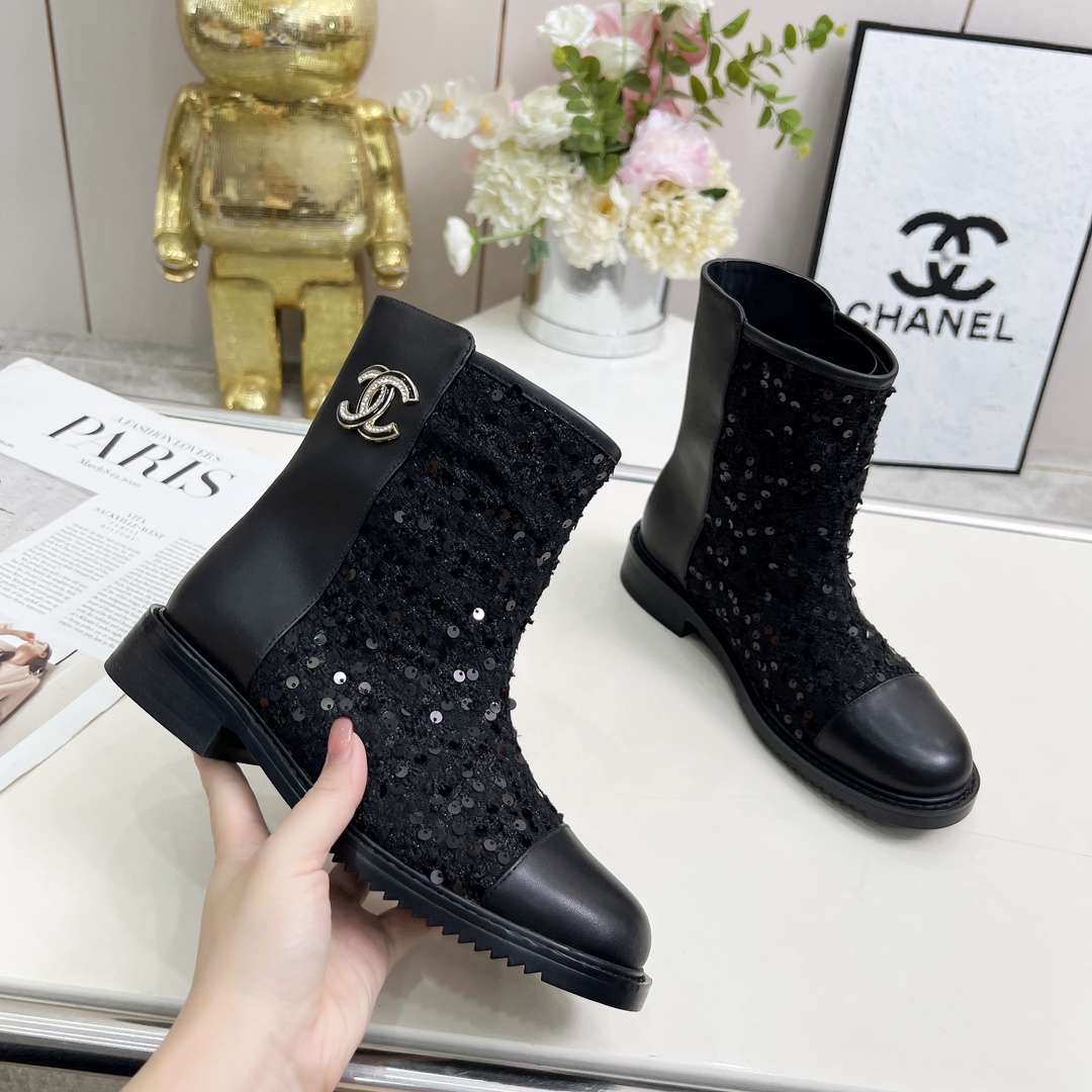 NO:494787,The newest version of Chanel CHANEL, Xiaoxiang 2025 autumn and winter counter latest short boots, a must-have item for this season in autumn and winter!  !  Chanel loves simple and irresistible. The combination shows a unique style of dressing, free mixing and matching, and keeps up with Grandma Shixiang's fashion pace!  !  !  The top-level craftsmanship is perfectly presented, and the counter can be compared regardless of any detail. The best top-level goods can enter and exit the counter at will!  Fabric: imported sheepskin with customized fabric Inner: sheepskin footrest: sheepskin Outsole: original molded sole Heel height: 3.5 cm Boot barrel height: 7 inches Total height Size: 35-40 (40 41 for customization without return), boots, chanel, chanel, boots, sheepskin19860909高版本香奈儿CHANEL,小香2025款秋冬专柜最新款短靴,本季秋冬季节必备单品！！香奈儿女士钟爱简约又难以抗拒系 搭配展现与众不同的穿搭风格、自由混搭闪耀到位跟紧香奶奶时尚步伐！！！顶级工艺质感完美呈现,无论任何细节均可对比专柜,最好级别的顶级货,随意进出专柜！ 面料:进口羊皮搭配定制面料 内里:羊皮里 垫脚:羊皮 大底:原版开模底 跟高:3.5厘米 靴筒高度:总高7寸 码数:35-40（40 41为定制不退换）,靴子,chanel,chanel,boots,sheepskin,Women's Shoes