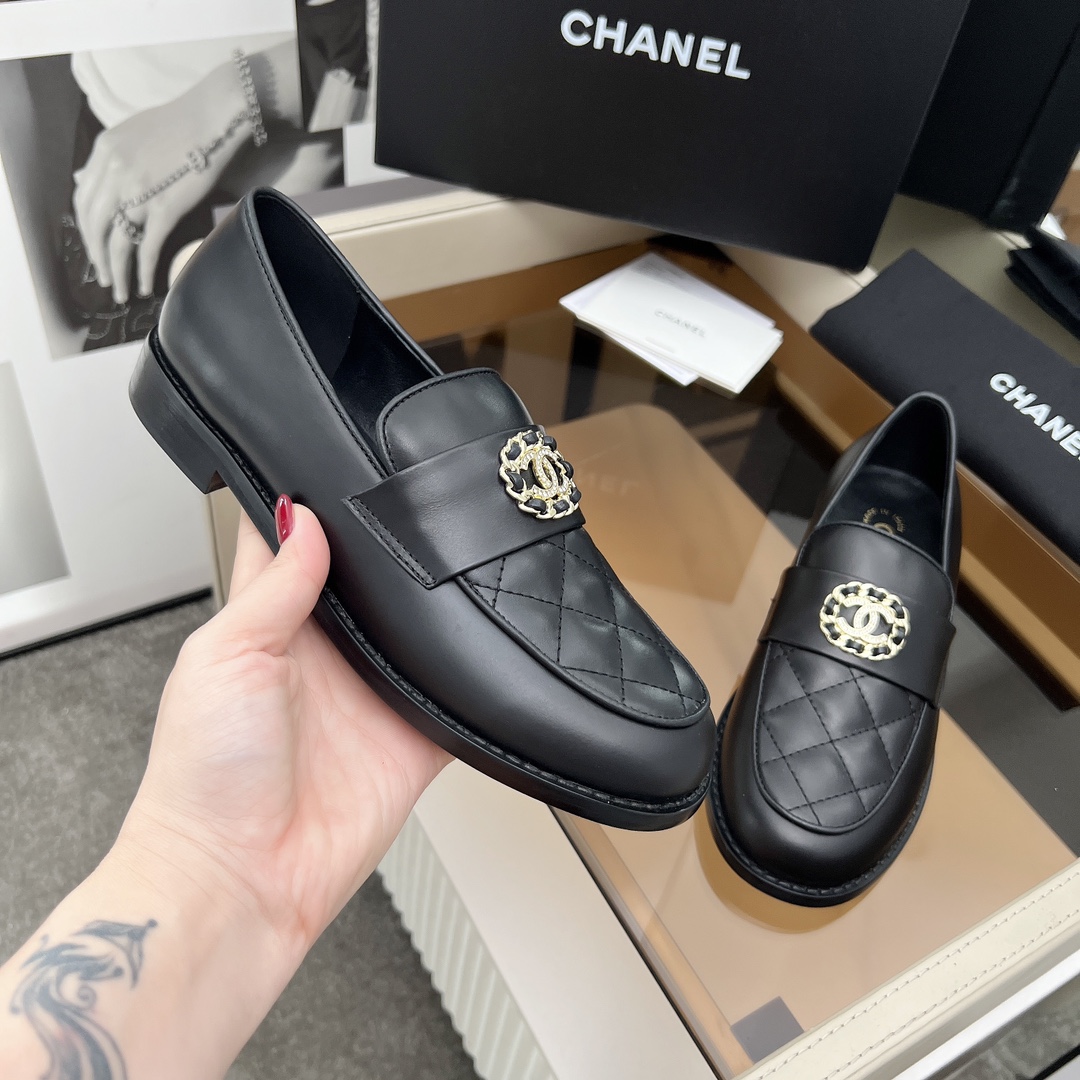 NO:512146,High-version Xiaoxiangjia single shoes CHANE*｜, big hit!  Xiaoxiang 2025 official website Chanel single shoes dancing shoes series new loafers full of retro style. Delicate shoe shape looks very likable, small round toe sets off the feet, giving people the retro sentimental shoes of the past, new European and American catwalks, hot products 1 original custom-made cowhide/sheepskin 2 original inner sheepskin 3 soles: original genuine leather soles 4 sizes 35-41 (40 41 custom made without return or exchange), single shoes, chanel, chanel, chanel, loafers, cowhide, sheepskin, Leather soles19860909高版本小香家单鞋CHANE*｜,大爆款！小香2025官网香奈儿单鞋跳舞鞋系列新品乐福鞋满满的复古风 秀气的鞋型 看着就很讨喜,小圆头 衬托脚也变得瘦瘦的,上脚给人就是一年代的复古情怀鞋、欧美走秀新款,爆款产品 1原版定制面牛皮/羊皮 2原版内里羊皮 3大底:原版真皮大底 4码数35-41（40 41定做不退换）,单鞋,chanel,chanel,chanel,loafers,cowhide,sheepskin,Leather soles,Women's Shoes