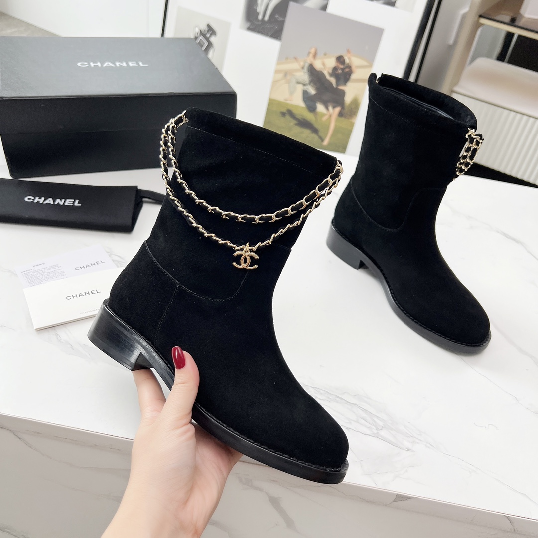 NO:512143,The newest version of Chanel CHANEL, Xiaoxiang 2025 autumn and winter counter latest short boots, a must-have item for this season in autumn and winter!  !  Chanel loves simple and irresistible. The combination shows a unique style of dressing, free mixing and matching, and keeps up with Grandma Shixiang's fashion pace!  !  !  The top-level craftsmanship is perfectly presented, and the counter can be compared regardless of any detail. The best top-level goods can enter and exit the counter at will!  Fabric: Imported beef reverse velvet leather Inner: Sheepskin Leather foot pad: Sheepskin Outsole: Original leather outsole Heel height: 3.5 cm Boot height: 7 inches Total height Size: 35-40 (40 41 for customization without return), boots, chanel, chanel, boots, sheepskin, Leather soles19860909高版本香奈儿CHANEL,小香2025款秋冬专柜最新款短靴,本季秋冬季节必备单品！！香奈儿女士钟爱简约又难以抗拒系 搭配展现与众不同的穿搭风格、自由混搭闪耀到位跟紧香奶奶时尚步伐！！！顶级工艺质感完美呈现,无论任何细节均可对比专柜,最好级别的顶级货,随意进出专柜！ 面料:进口牛反绒皮 内里:羊皮里 垫脚:羊皮 大底:原版真皮大底 跟高:3.5厘米 靴筒高度:总高7寸 码数:35-40（40 41为定制不退换）,靴子,chanel,chanel,boots,sheepskin,Leather soles,Women's Shoes