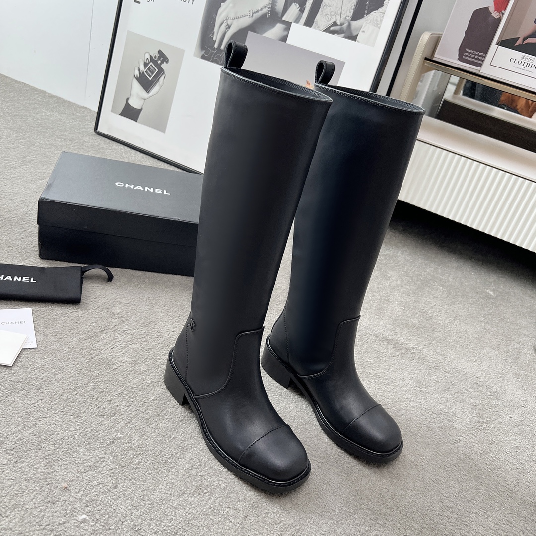 NO:512136,The newest version of Chanel CHANEL, Xiaoxiang 2025 autumn and winter counter, a must-have item for this season in autumn and winter!  !  Chanel loves simple and irresistible. The combination shows a unique style of dressing, free mixing and matching, and keeps up with Grandma Shixiang's fashion pace!  !  !  The top-level craftsmanship is perfectly presented, and the counter can be compared regardless of any detail. The best top-level goods can enter and exit the counter at will!  !  Fabric: Imported cowhide Inner: cowhide foot pad: cowhide outsole: original Italian leather outsole Heel height: 4 cm Boot height: 15 inches Size: 35-40 (40 41 for customization without return), boots, chanel, chanel, boots, cowhide, Leather soles19860909高版本香奈儿CHANEL,小香2025秋冬专柜最新款长靴,本季秋冬季节必备单品！！香奈儿女士钟爱简约又难以抗拒系 搭配展现与众不同的穿搭风格、自由混搭闪耀到位跟紧香奶奶时尚步伐！！！顶级工艺质感完美呈现,无论任何细节均可对比专柜,最好级别的顶级货,随意进出专柜！！ 面料:进口牛皮 内里:牛皮里 垫脚:牛皮里 大底:原版意大利真皮大底 跟高:4厘米 靴筒高度:15寸 码数:35-40（40 41为定制不退换）,靴子,chanel,chanel,boots,cowhide,Leather soles,Women's Shoes