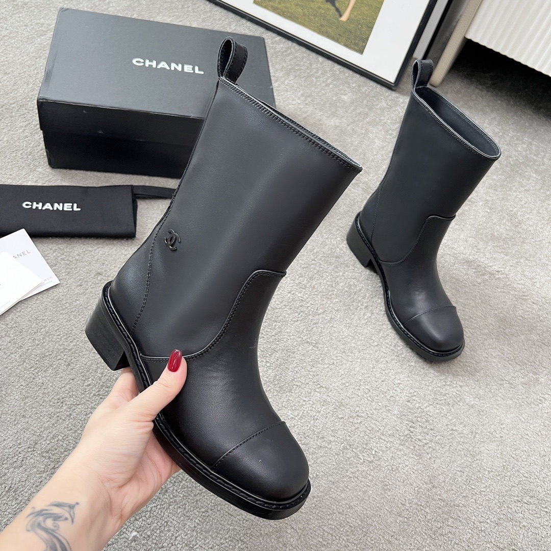 NO:512139,The newest version of Chanel CHANEL, Xiaoxiang 2025 autumn and winter counter, a must-have item for this season in autumn and winter!  !  Chanel loves simple and irresistible. The combination shows a unique style of dressing, free mixing and matching, and keeps up with Grandma Shixiang's fashion pace!  !  !  The top-level craftsmanship is perfectly presented, and the counter can be compared regardless of any detail. The best top-level goods can enter and exit the counter at will!  !  Fabric: Imported cowhide Inner: cowhide foot pad: cowhide outsole: original Italian leather outsole Heel height: 4 cm Boot height: 8 inches Size: 35-40 (40 41 for customization without return), boots, chanel, chanel, boots, cowhide, Leather soles19860909高版本香奈儿CHANEL,小香2025秋冬专柜最新款长靴,本季秋冬季节必备单品！！香奈儿女士钟爱简约又难以抗拒系 搭配展现与众不同的穿搭风格、自由混搭闪耀到位跟紧香奶奶时尚步伐！！！顶级工艺质感完美呈现,无论任何细节均可对比专柜,最好级别的顶级货,随意进出专柜！！ 面料:进口牛皮 内里:牛皮里 垫脚:牛皮里 大底:原版意大利真皮大底 跟高:4厘米 靴筒高度:8寸 码数:35-40（40 41为定制不退换）,靴子,chanel,chanel,boots,cowhide,Leather soles,Women's Shoes